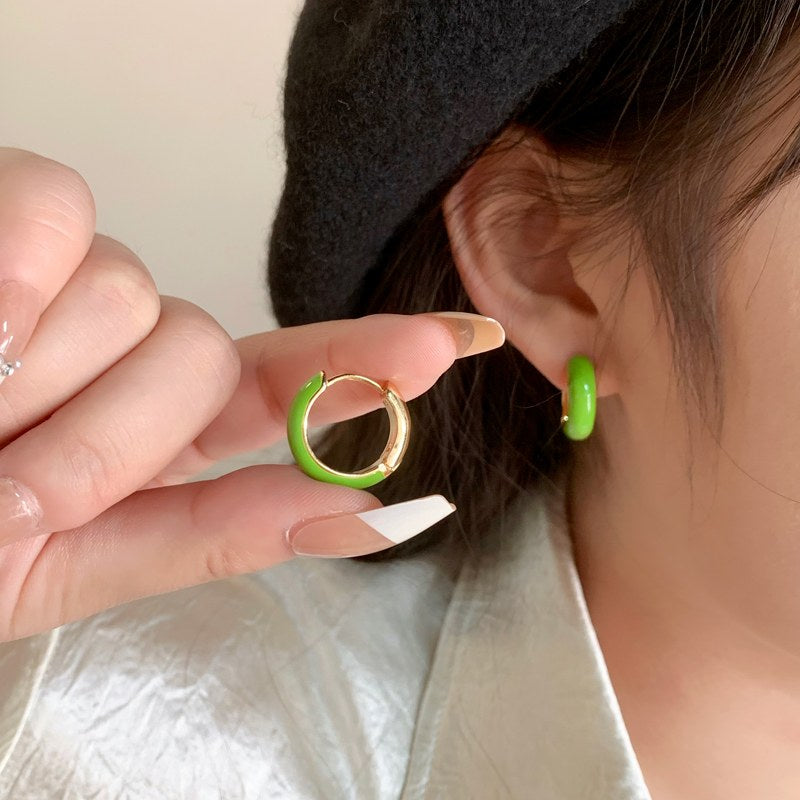 Pendientes de aro de esmalte azul Pendientes de aro anchos pequeños franceses chapados en oro con pasador de plata S925