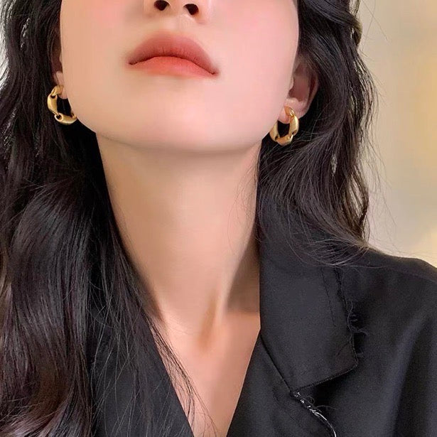 Boucles d'oreilles créoles en or mat, créoles épaisses au design tendance avec épingle en argent