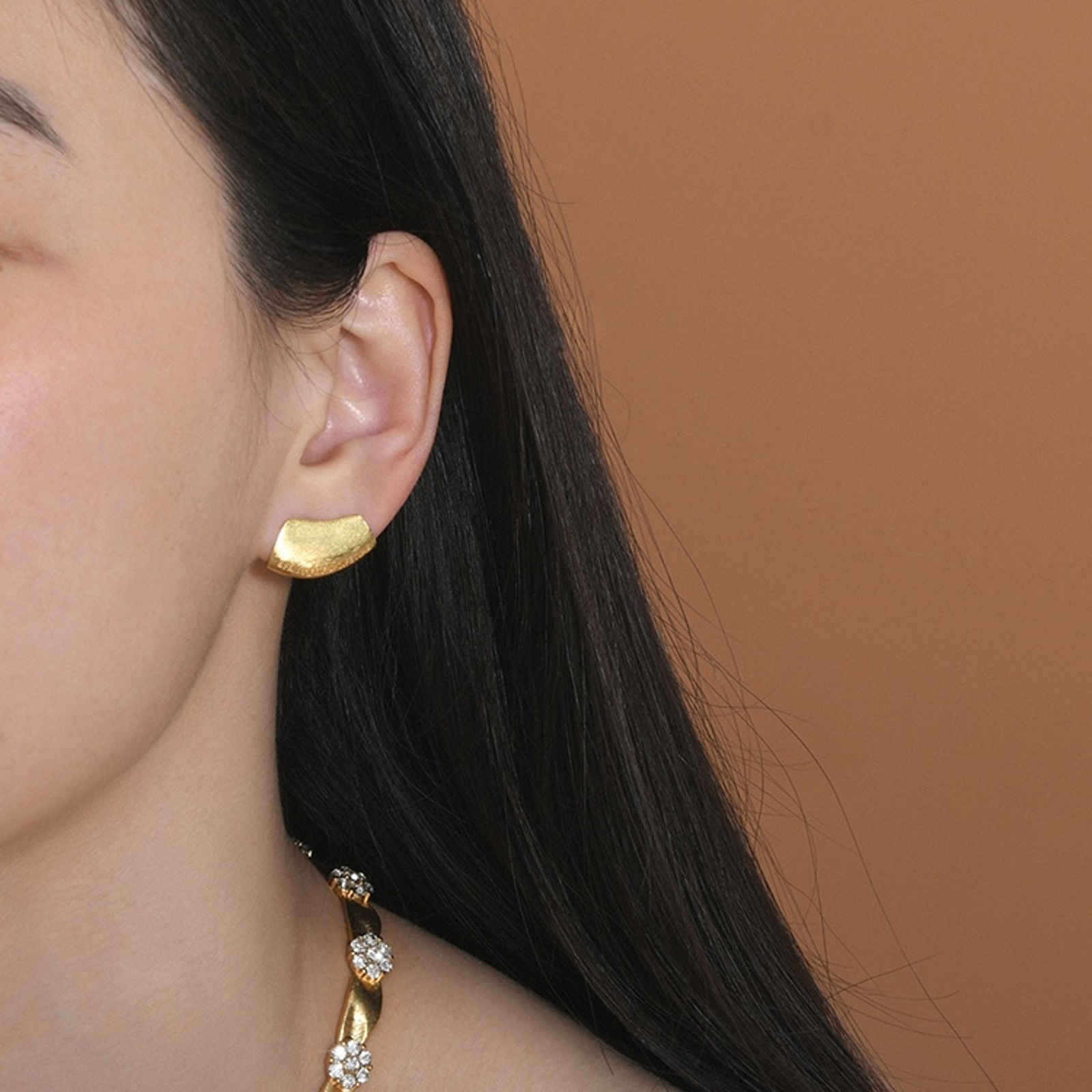 Aretes diseñados en oro y plata con pasador de plata para lóbulos de oreja pequeños