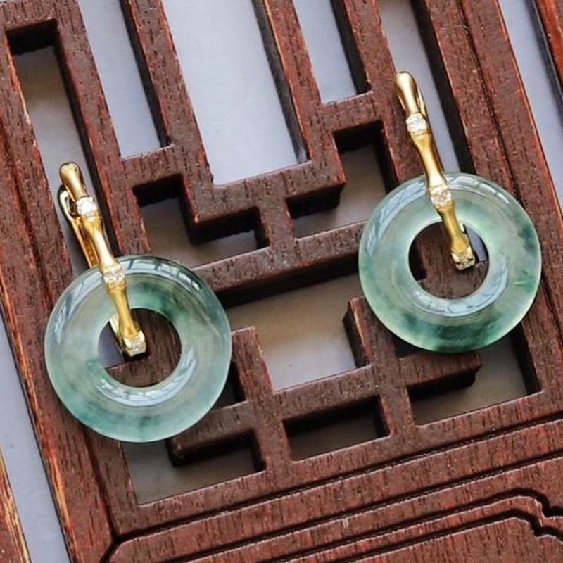Pendientes colgantes de jade verde Aro de bambú dorado con pasador plateado de gota de calcedonia