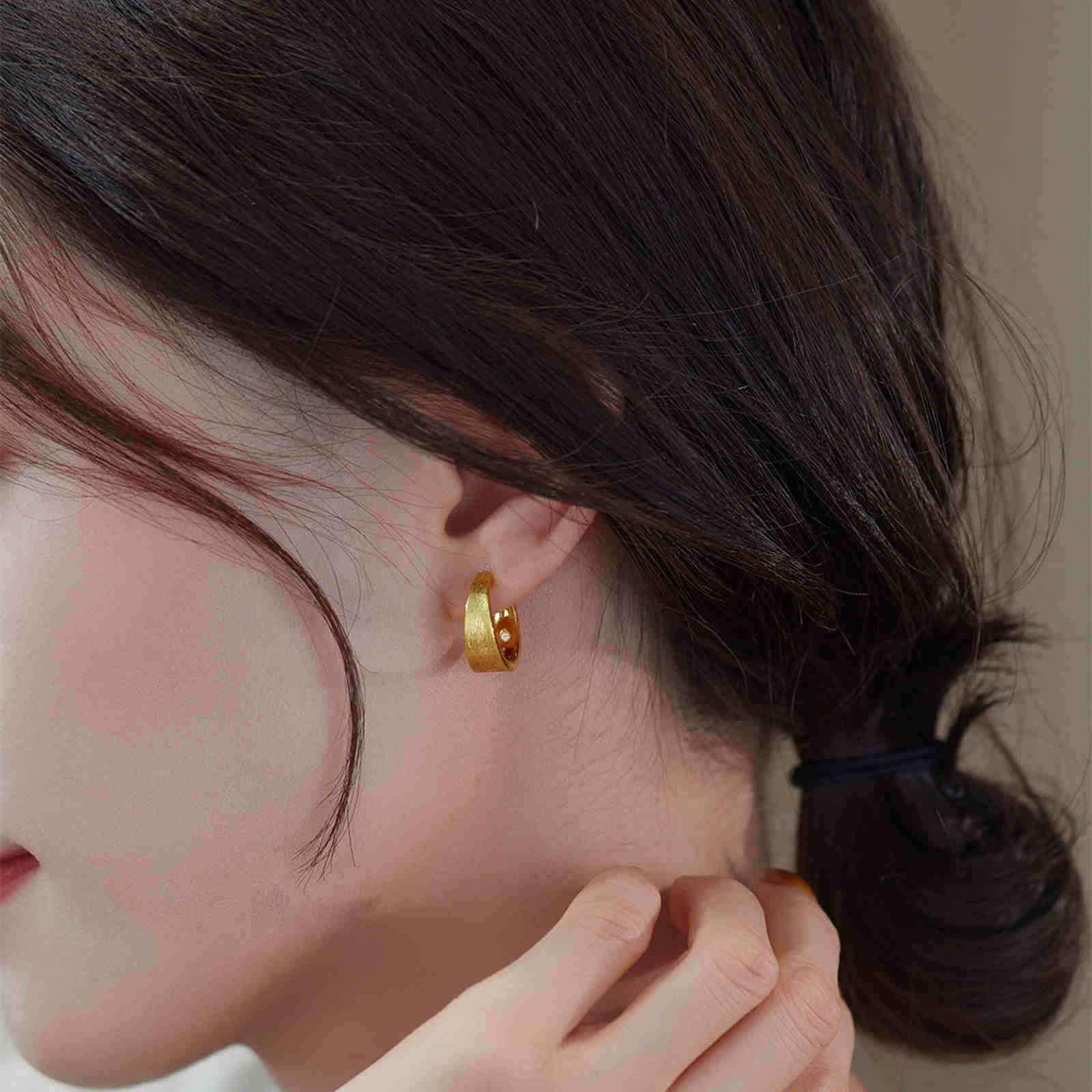 Pendientes de aro diseñados Pendientes de aro pequeños chapados en oro de 18 quilates Clip y pasador de plata S925