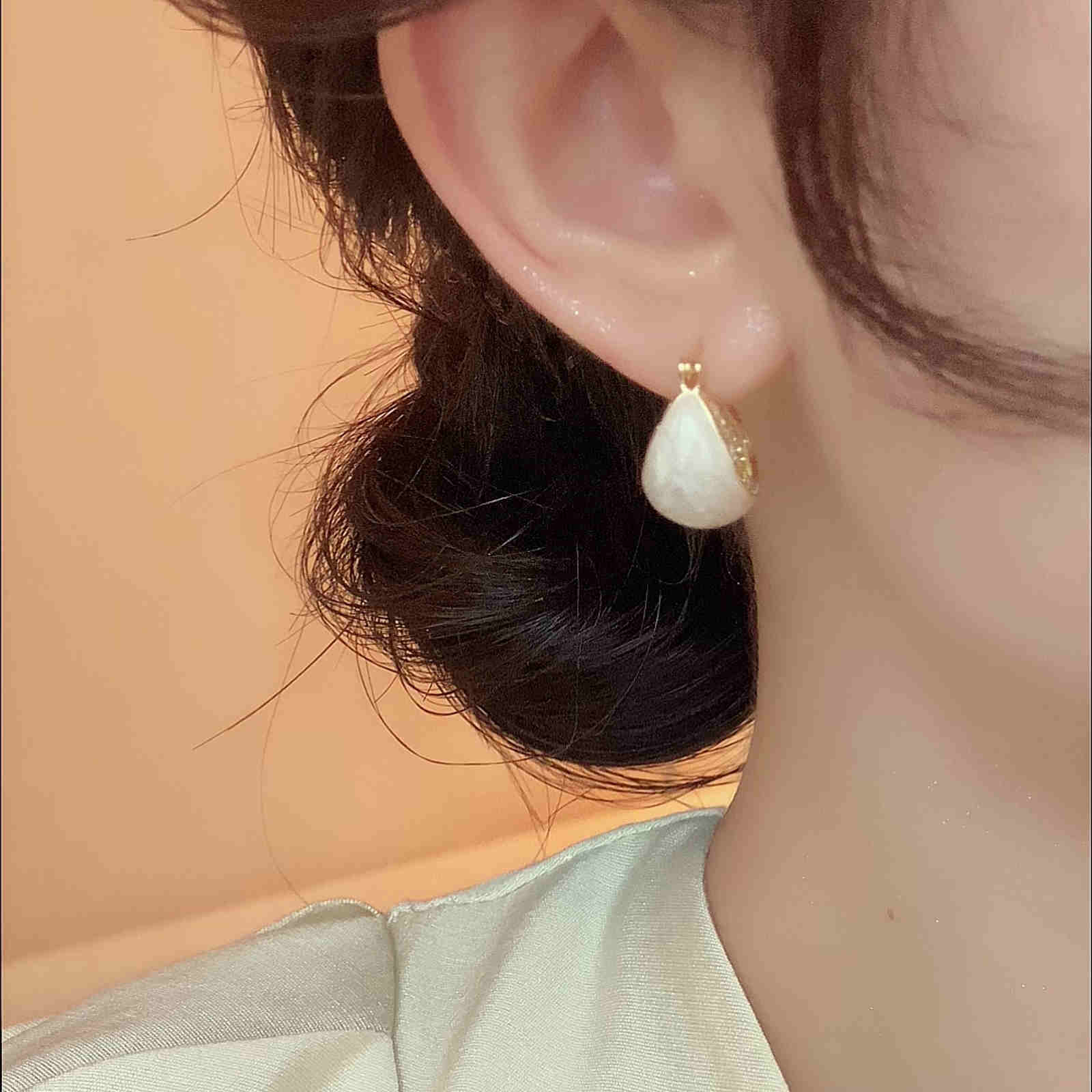 Pendientes de aro esmaltados chapados en oro de 18 quilates Pendientes de circonitas con pasador de plata S925 (19 x 15 mm)