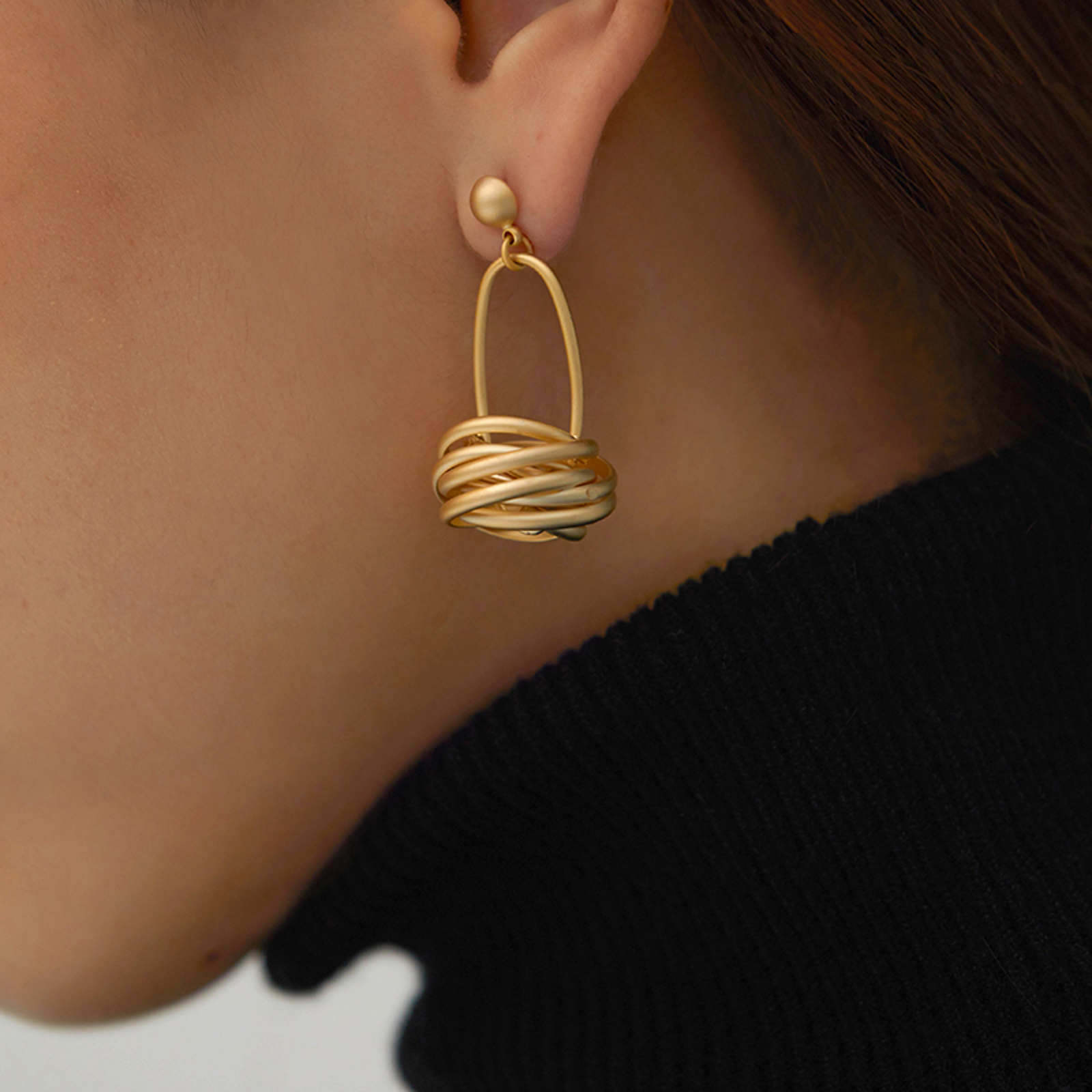 Boucles d'oreilles pendantes en or mat conçues Boucles d'oreilles en fil d'or torsadé avec broche en argent