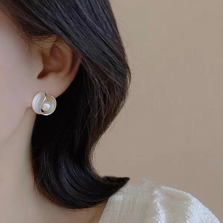 Aretes de perlas de agua dulce, aretes en forma de U de oro de 14 quilates con perlas blancas y pasador de plata