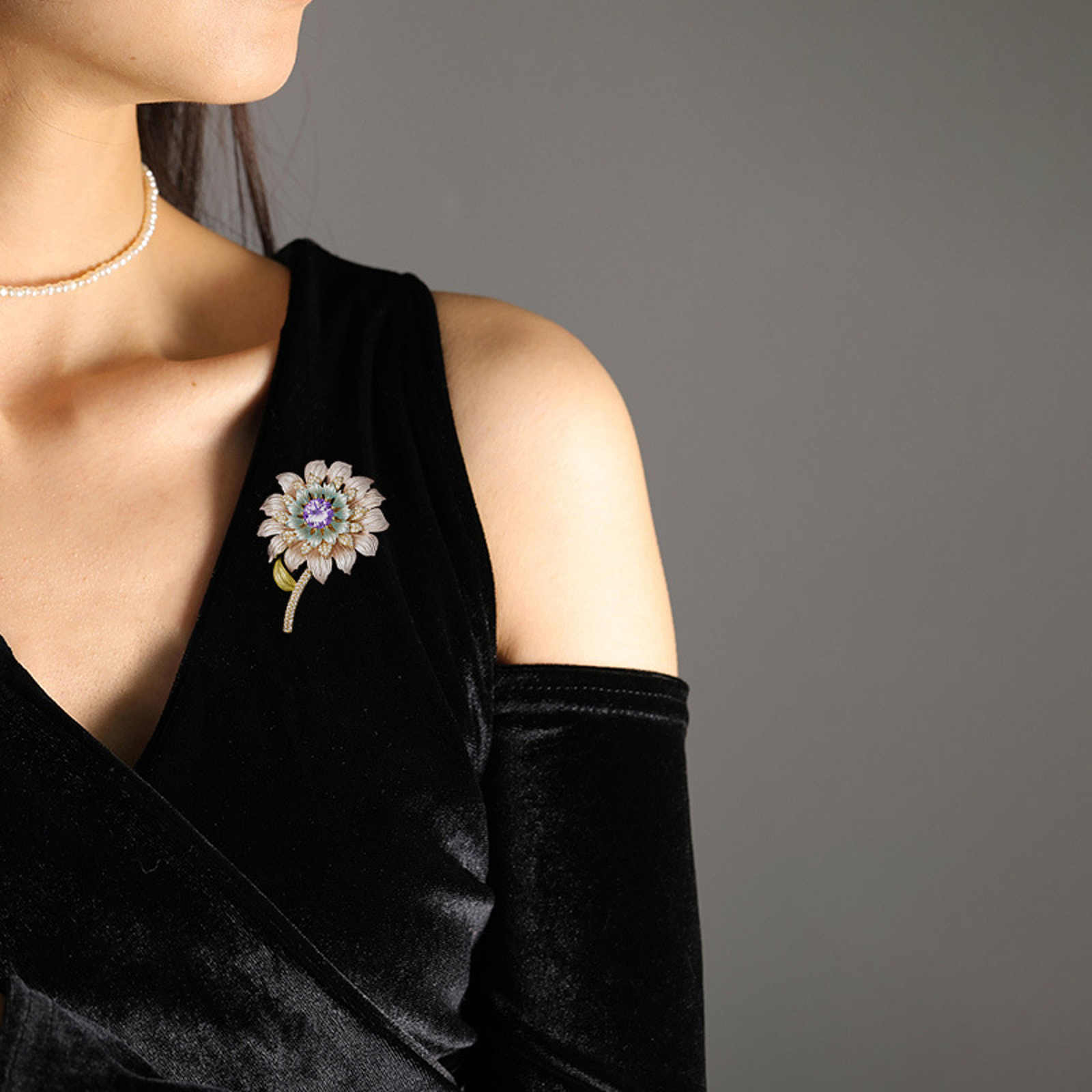 Luxury Daisy Brooch Pin Crystal Flower Brooches for Women