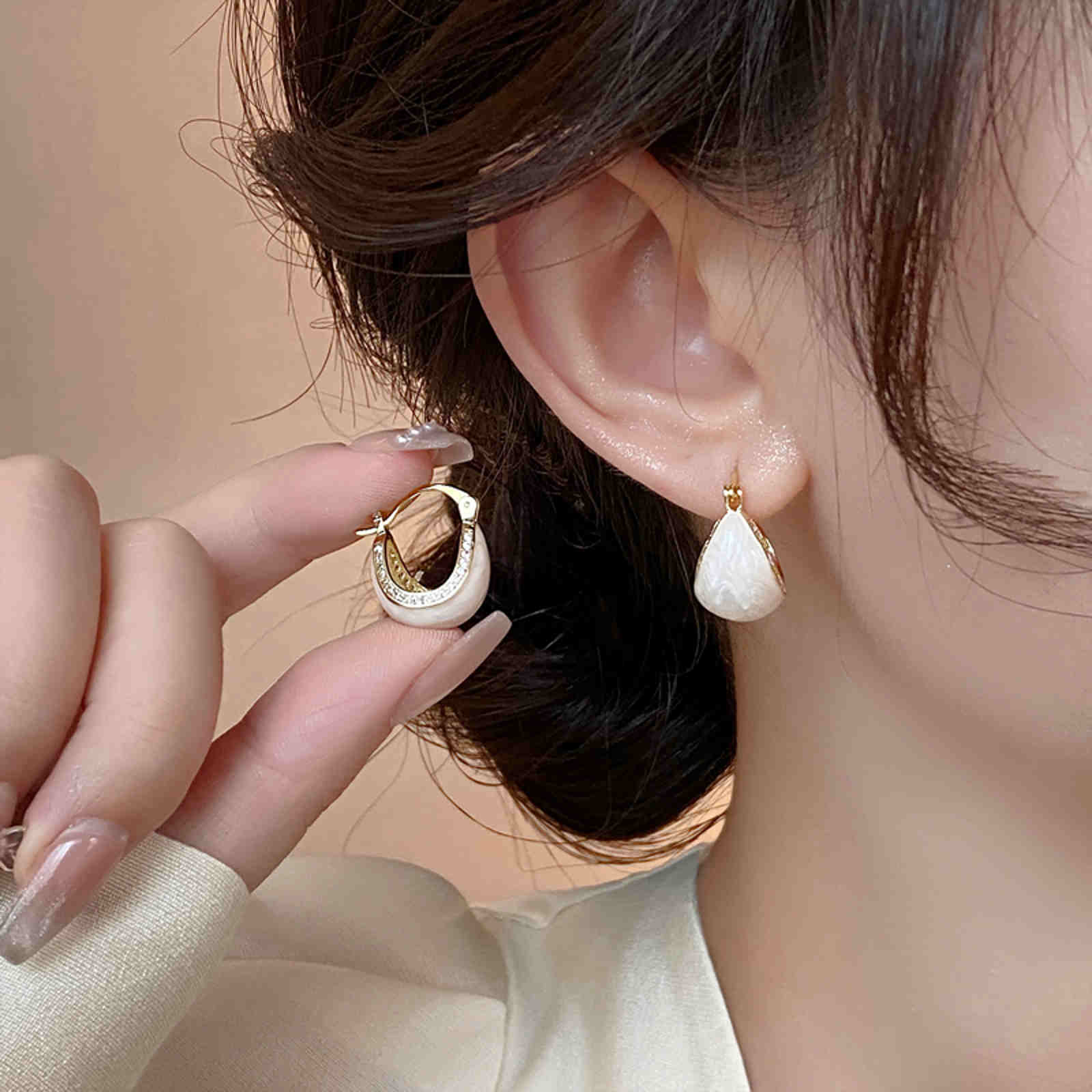 Pendientes de aro esmaltados chapados en oro de 18 quilates Pendientes de circonitas con pasador de plata S925 (19 x 15 mm)