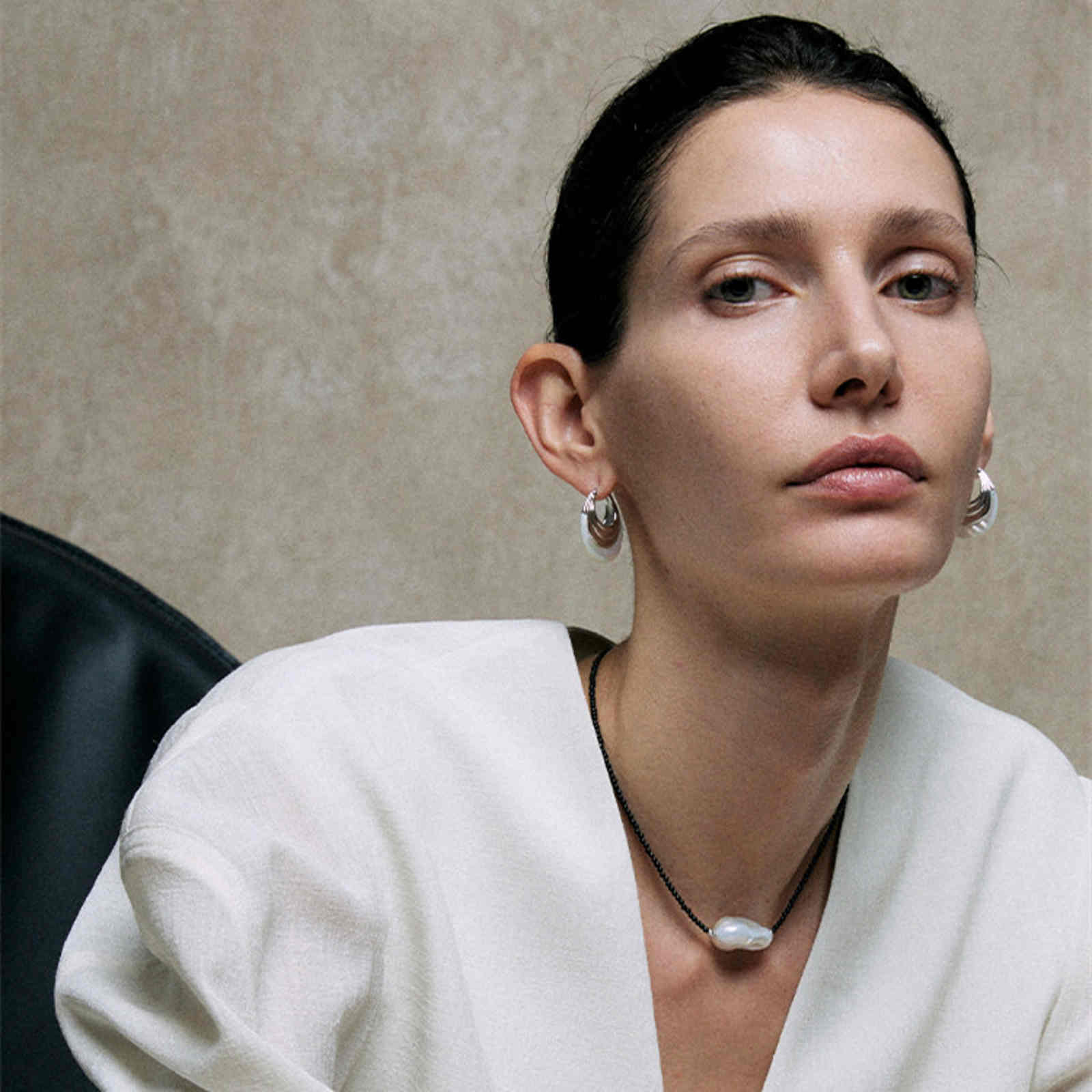 Pendientes de aro de nácar de lujo Pendientes Huggie refinados con pasador de plata S925