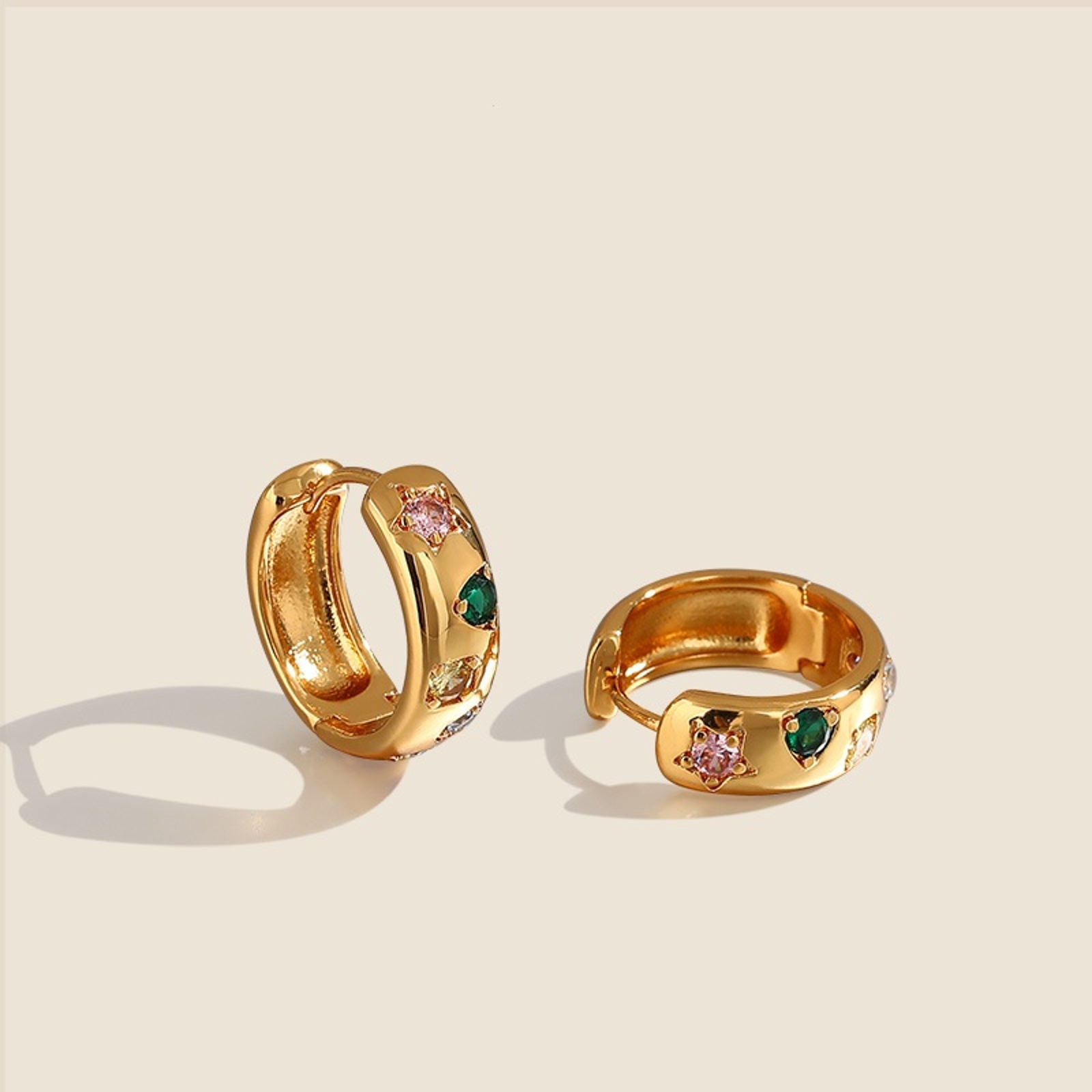 Petites boucles d'oreilles créoles en or Boucles d'oreilles créoles en cristal coloré avec broche plaquée or