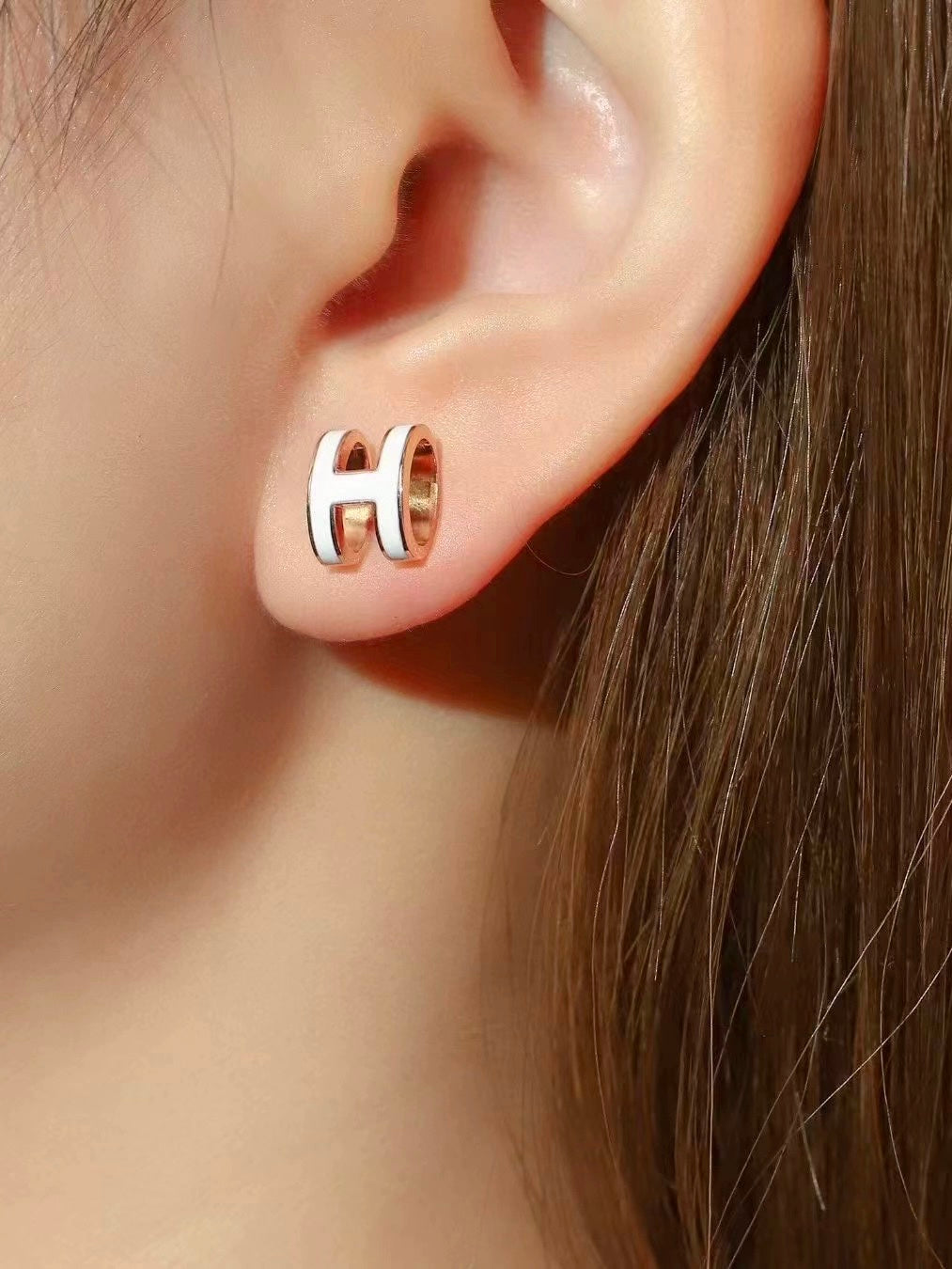 Pendientes mini con letra H, pendientes pop, elegantes tachuelas de nácar blanco y oro rosa con pasador de plata S925