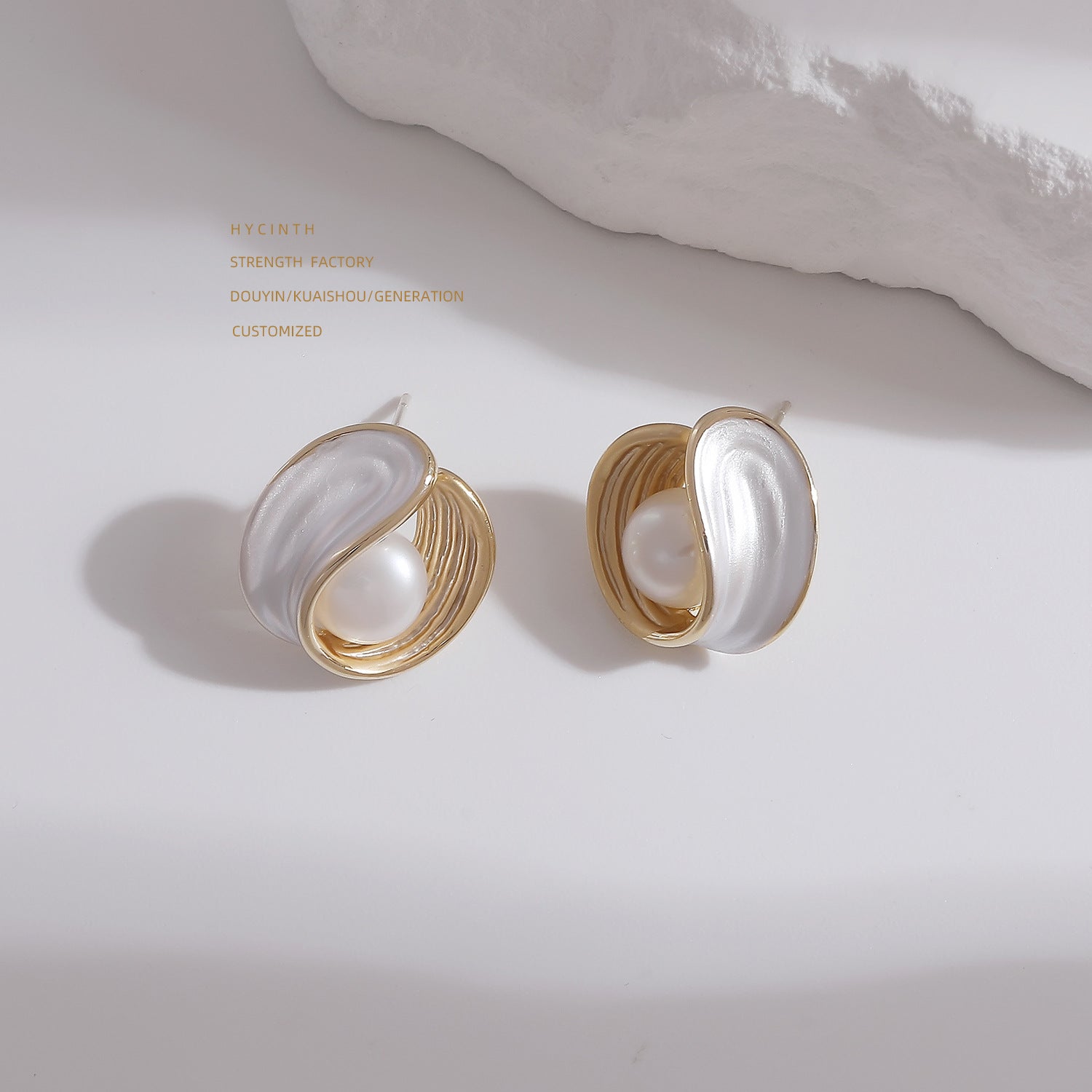 Aretes de perlas de agua dulce, aretes en forma de U de oro de 14 quilates con perlas blancas y pasador de plata