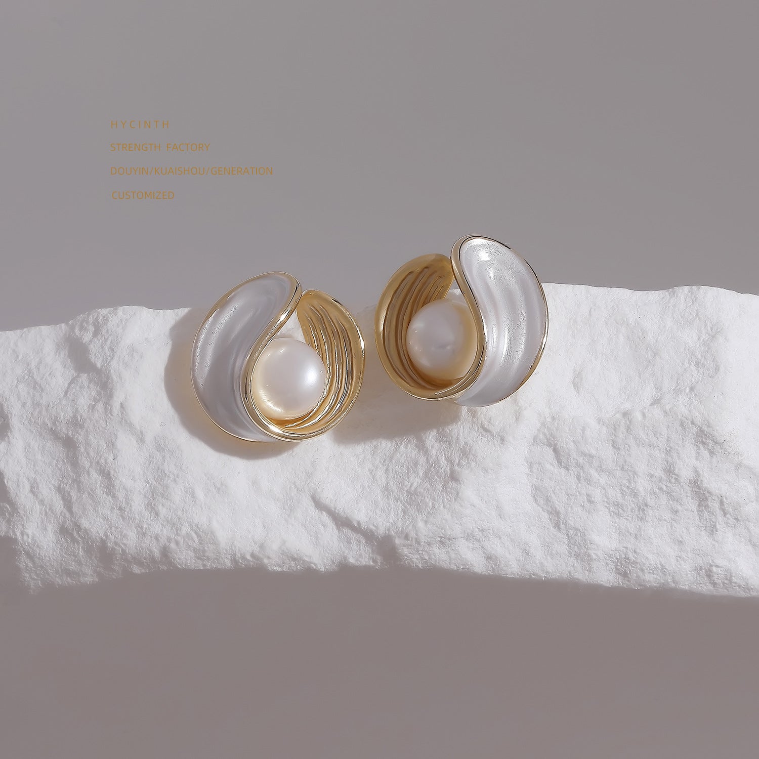 Aretes de perlas de agua dulce, aretes en forma de U de oro de 14 quilates con perlas blancas y pasador de plata