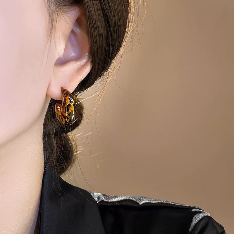 Pendientes de aro con estampado de leopardo Pendientes de diseño grueso dorados Pin plateado