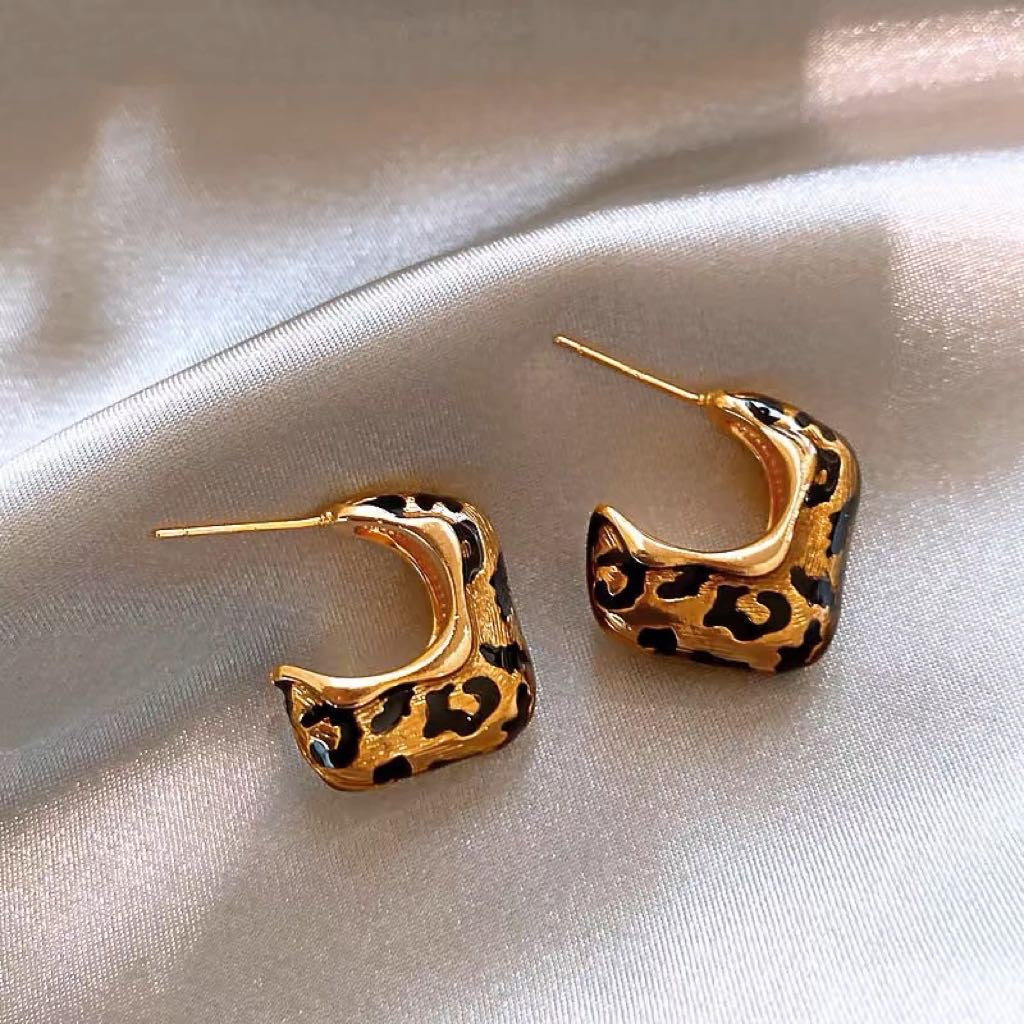 Pendientes de aro con estampado de leopardo Pendientes de diseño grueso dorados Pin plateado