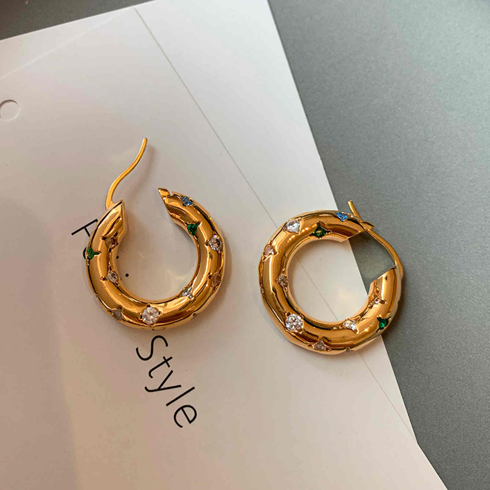 Boucles d'oreilles créoles épaisses en cristal doré avec épingle en argent