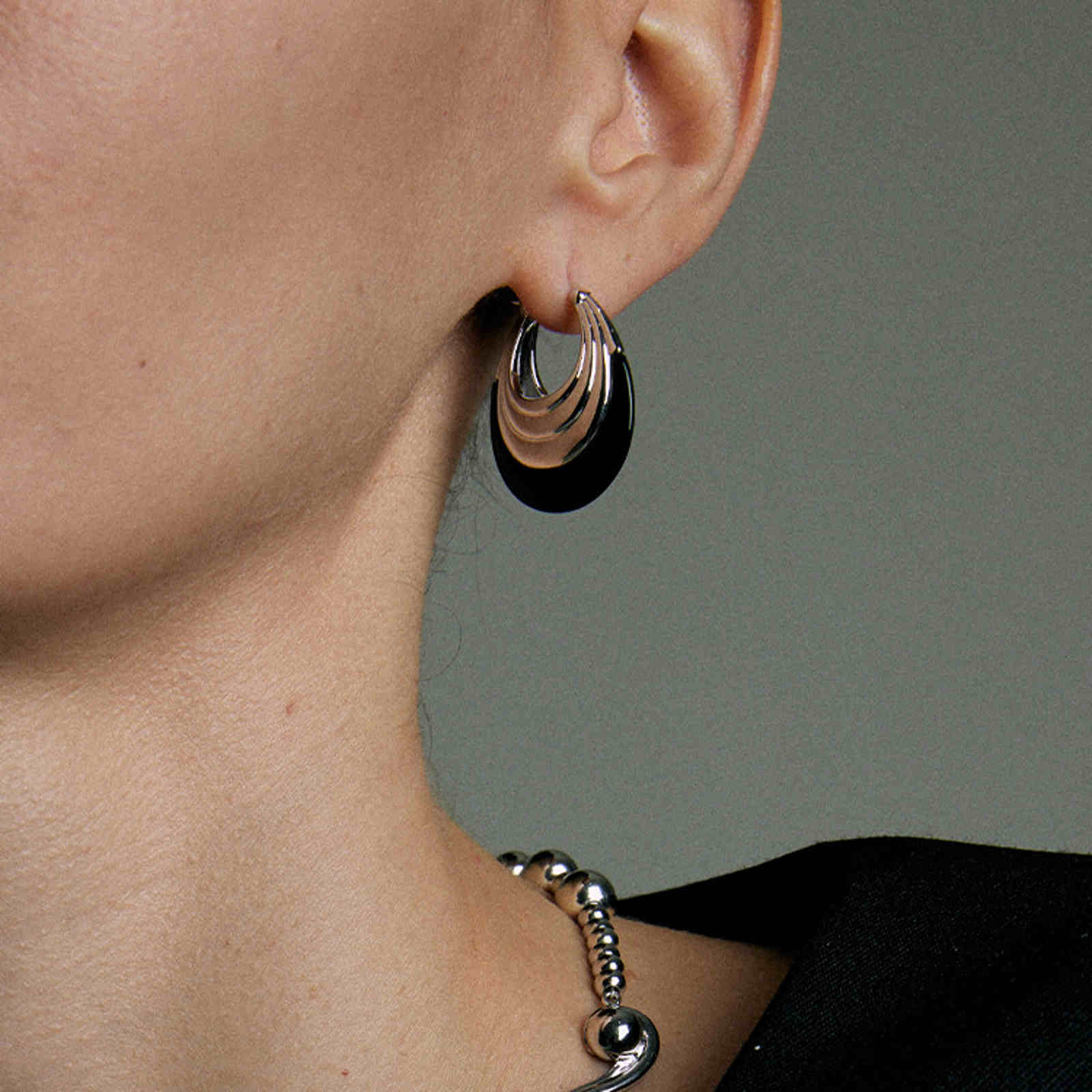 Pendientes de aro de nácar de lujo Pendientes Huggie refinados con pasador de plata S925