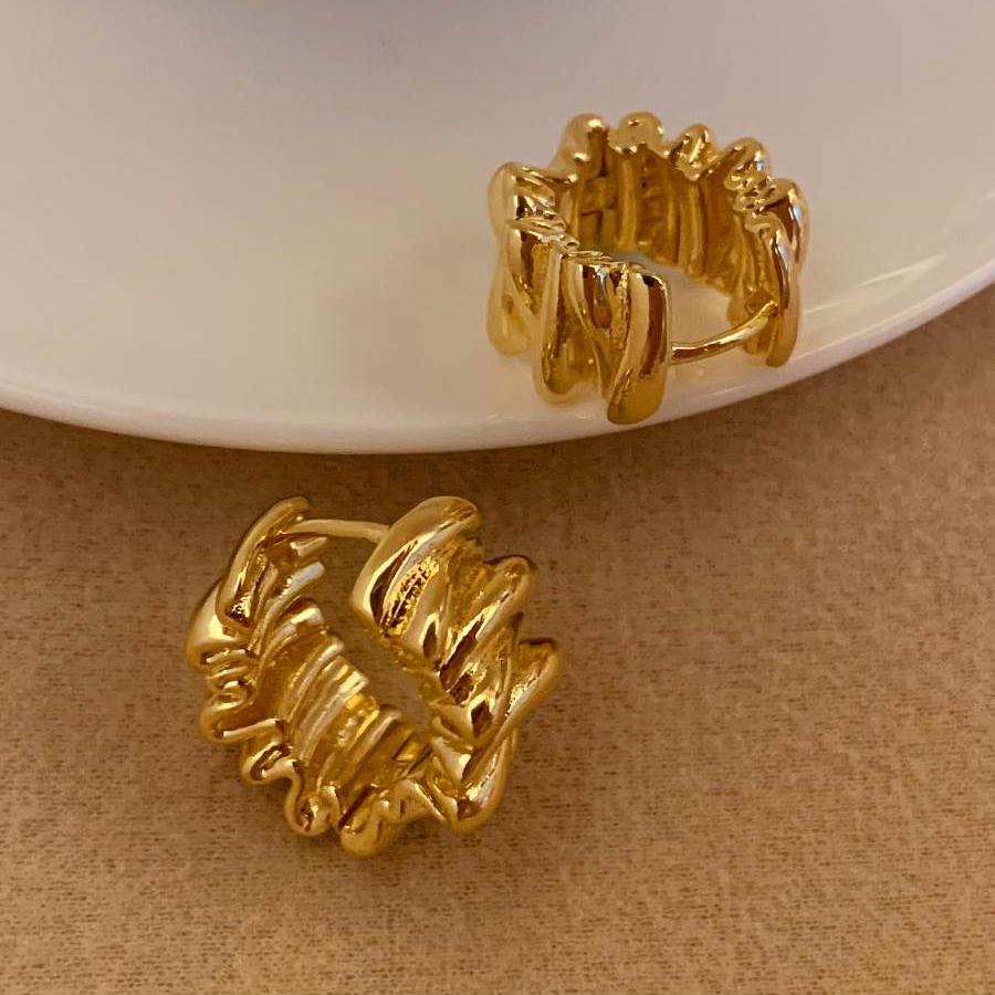Pendientes de aro pequeños con patrón de pliegues en oro y plata Pendientes de aro con forma de croissant Pin de plata