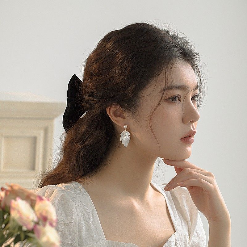 Pendientes colgantes de nácar con clip y pasador, diseño de hoja, pendientes de perlas con pasador de plata