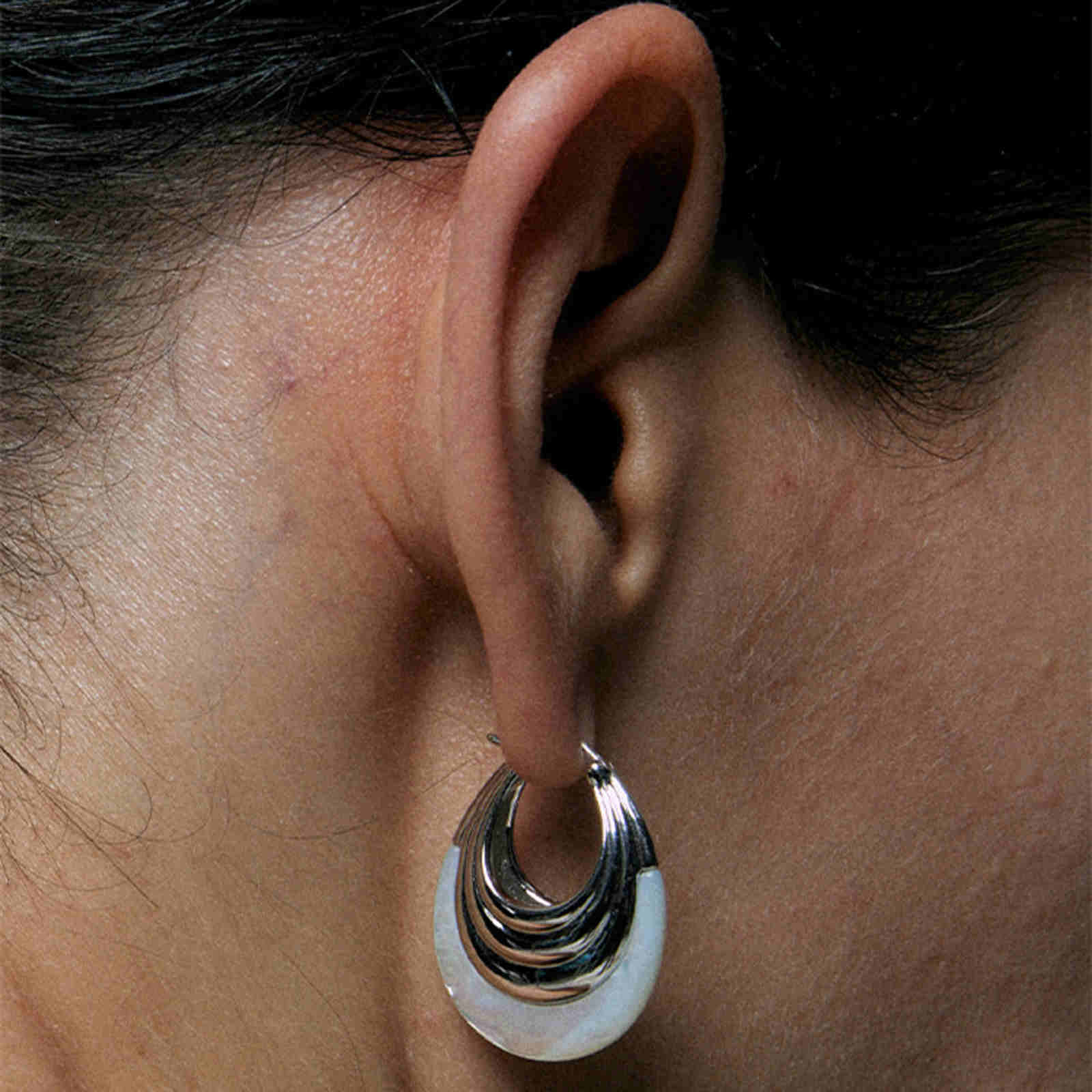 Pendientes de aro de nácar de lujo Pendientes Huggie refinados con pasador de plata S925