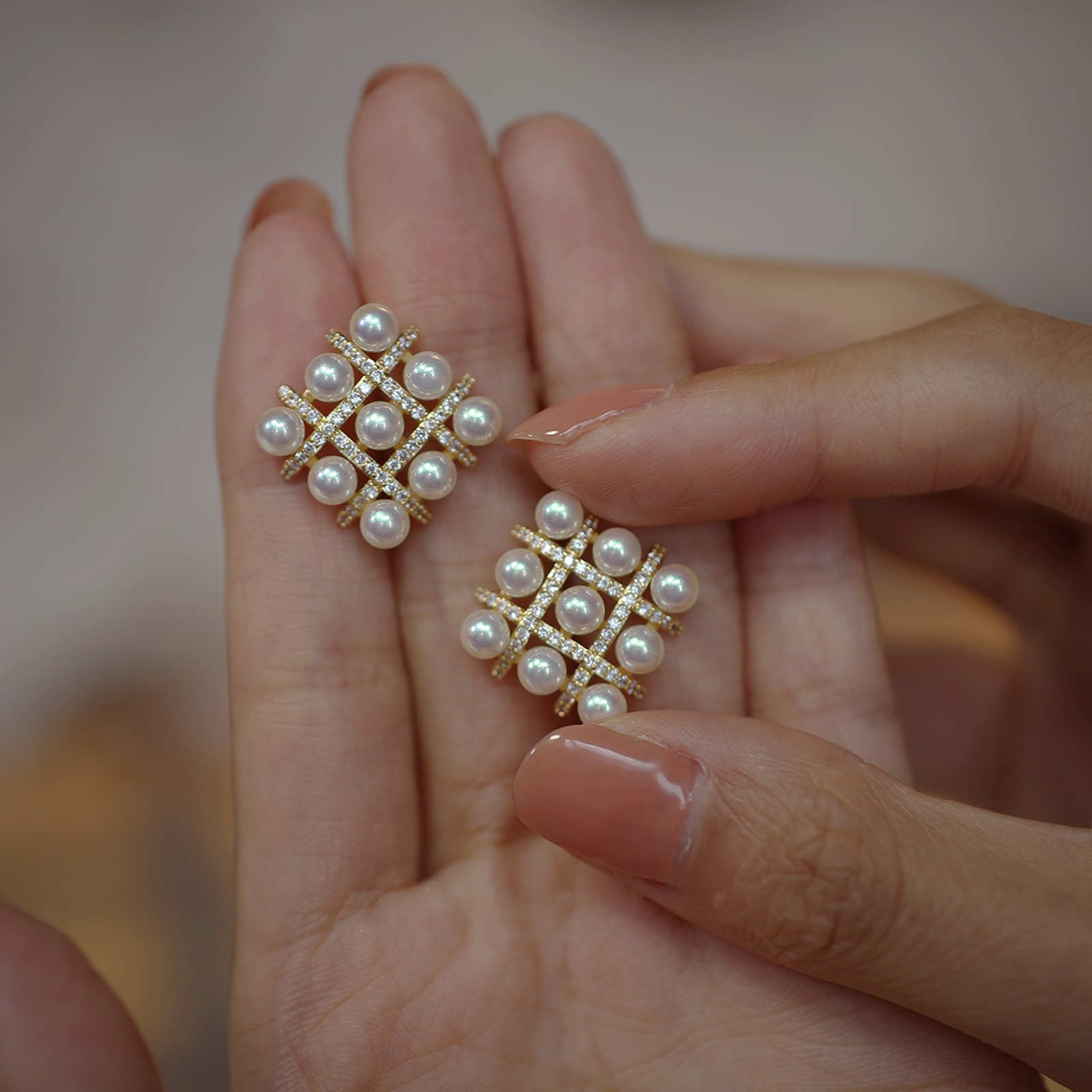 Boucles d'oreilles à tige en perles de style vintage Boucles d'oreilles en perles de diamant conçues pour le Sudoku avec broche en argent