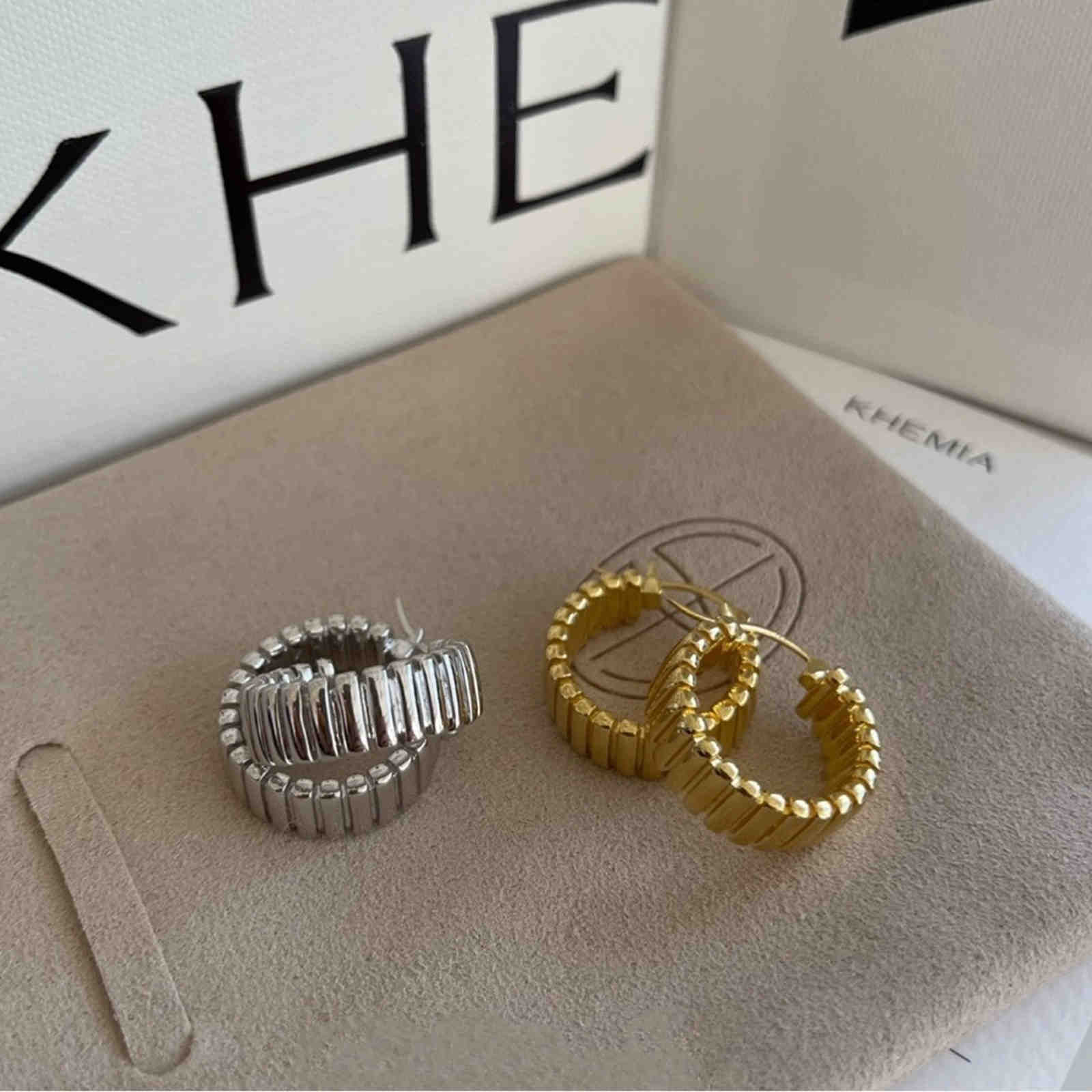 Klobige gedrehte Creolen aus Gold und Silber mit Stiften aus S925er Silber