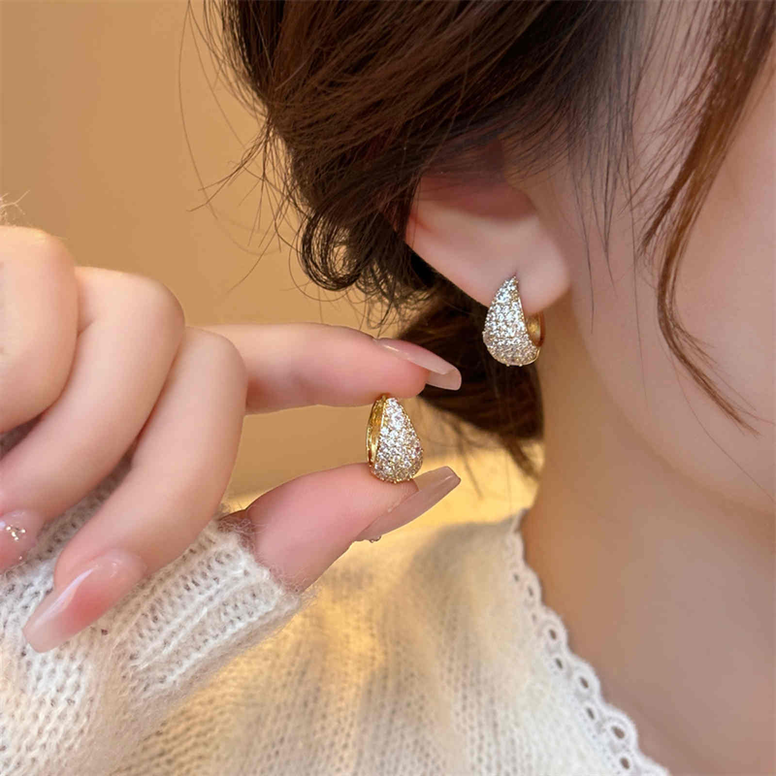 18 Karat vergoldete klobige Creolen, Huggie-Creolen mit Halbdiamanten und S925-Silberstift