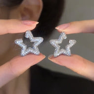 Pendientes llenos de diamantes en forma de estrella Pendientes plateados con forma de estrella brillante