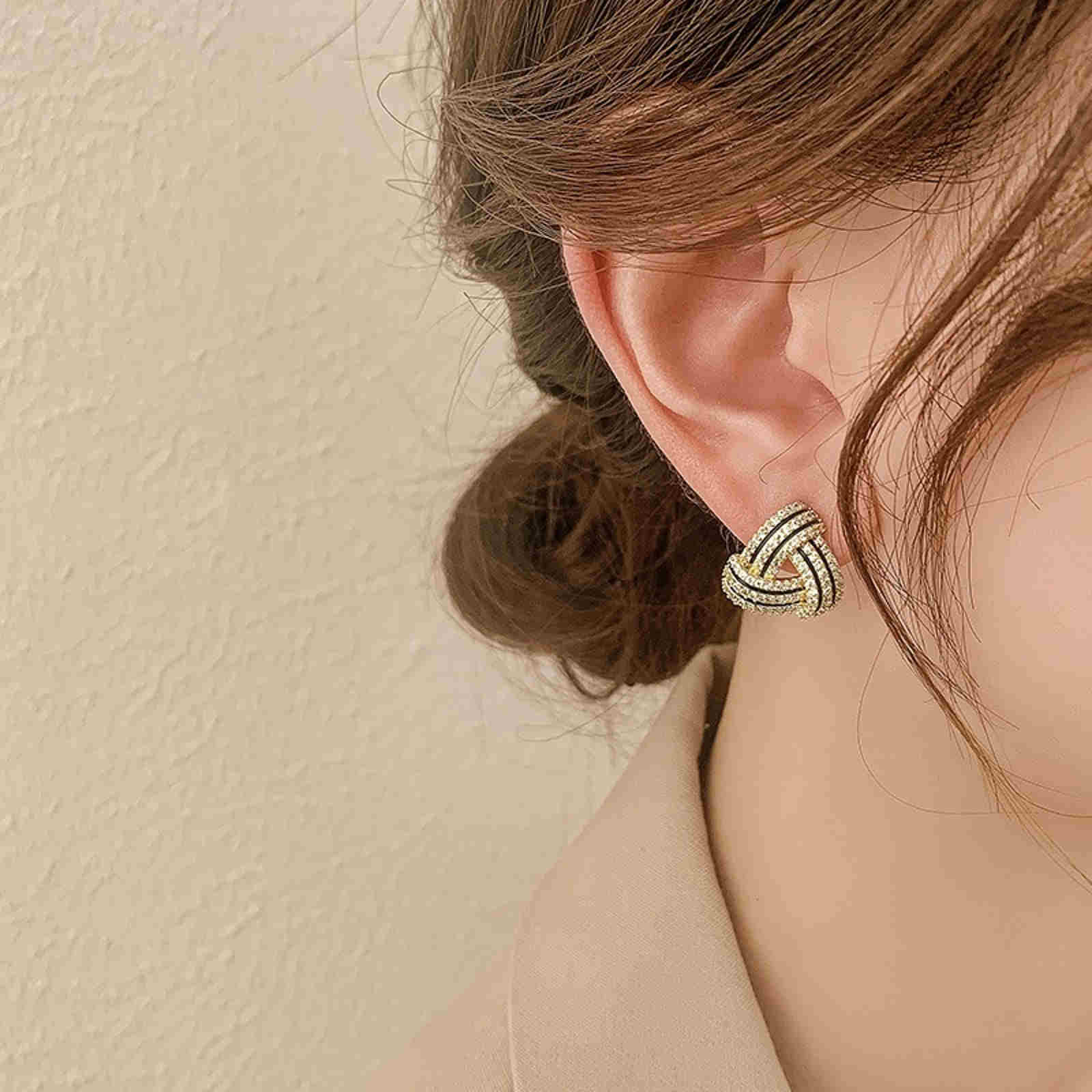 Pendientes triangulares de circonitas con diamantes negros y pasadores de plata S925