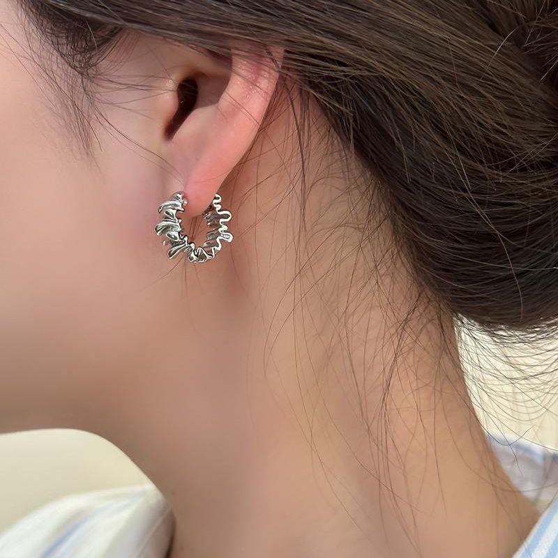 Pendientes de aro pequeños con patrón de pliegues en oro y plata Pendientes de aro con forma de croissant Pin de plata