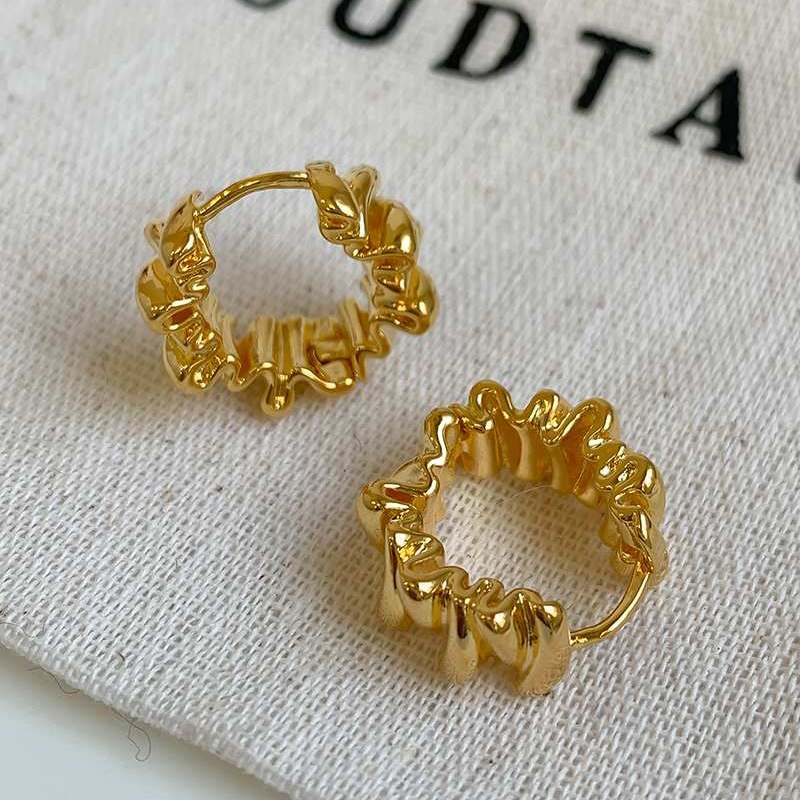 Pendientes de aro pequeños con patrón de pliegues en oro y plata Pendientes de aro con forma de croissant Pin de plata