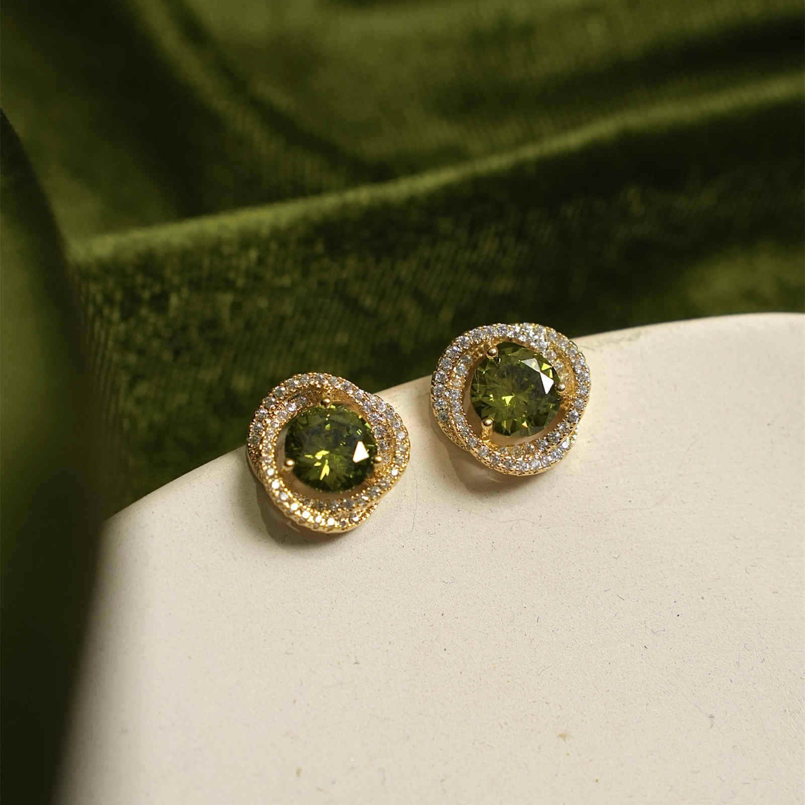 Pendientes de diamantes de imitación verdes Pendientes de aro de circonio con alfileres de plata S925