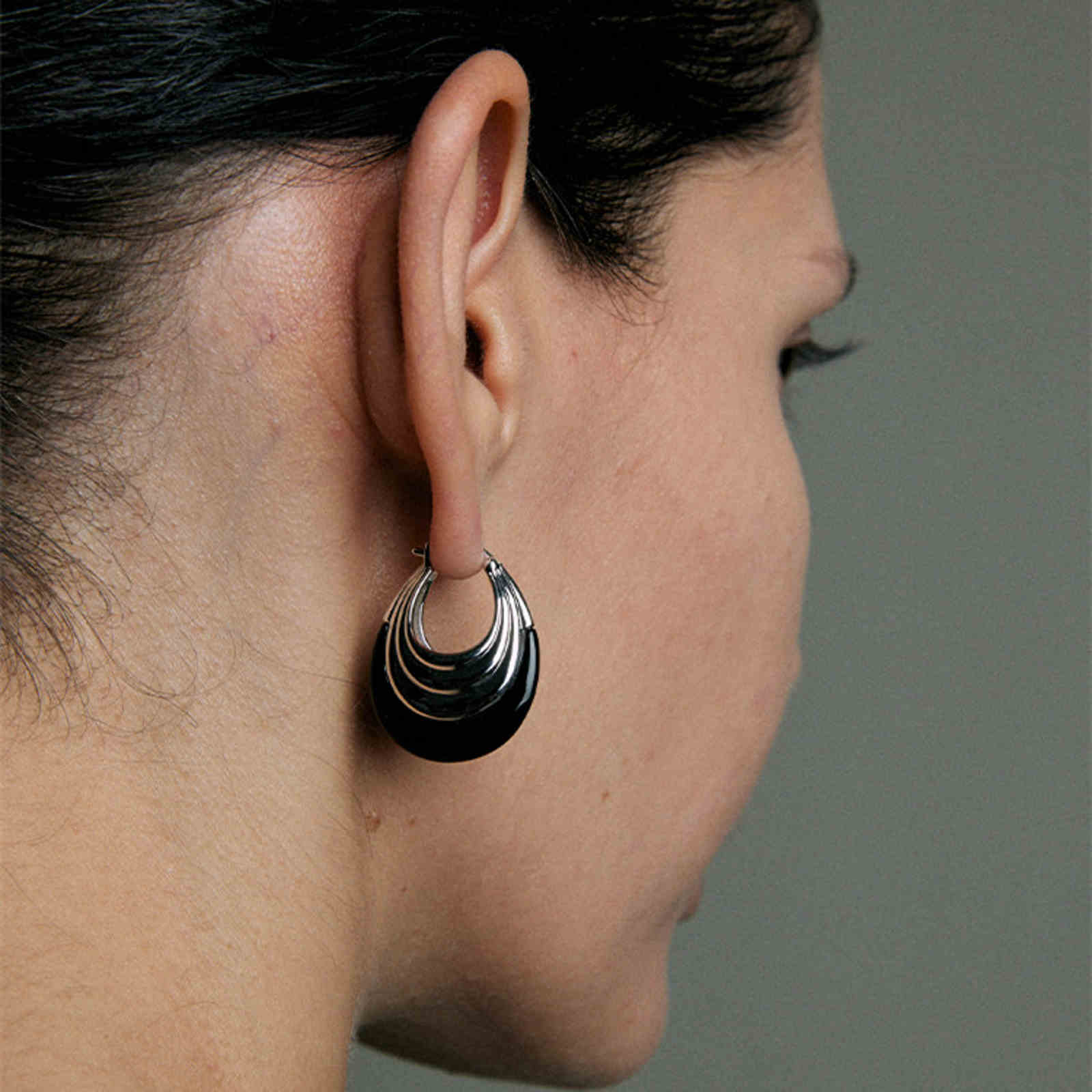 Pendientes de aro de nácar de lujo Pendientes Huggie refinados con pasador de plata S925