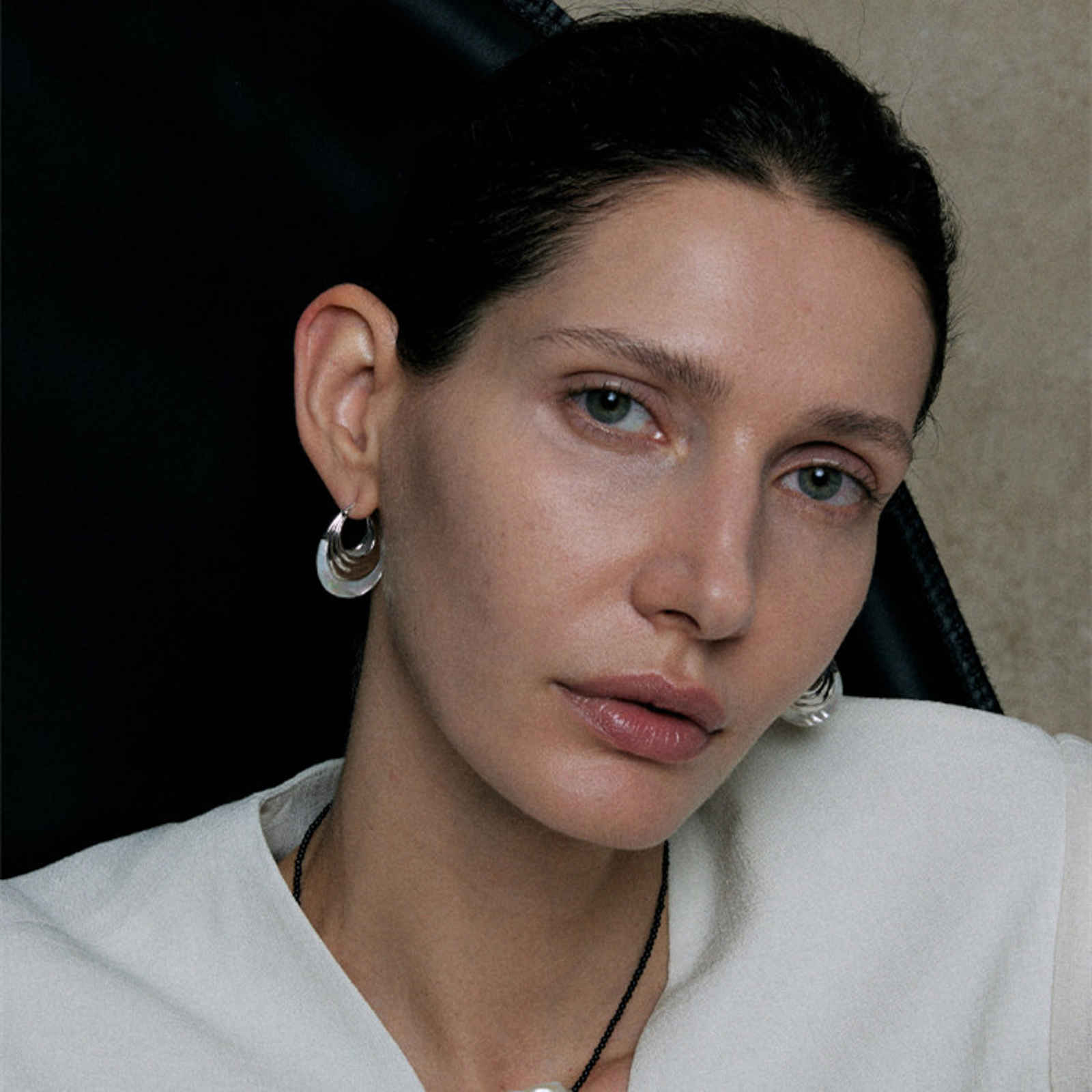 Pendientes de aro de nácar de lujo Pendientes Huggie refinados con pasador de plata S925