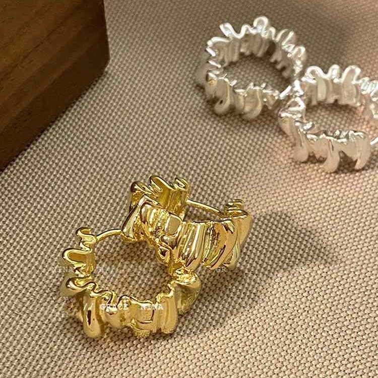 Pendientes de aro pequeños con patrón de pliegues en oro y plata Pendientes de aro con forma de croissant Pin de plata