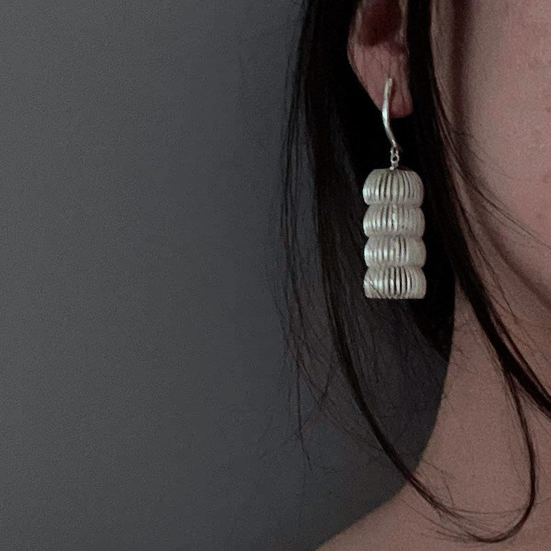 Pendientes de medusa de plata Pendientes de clip y alfiler Pendientes colgantes de plata elegantes hechos a mano