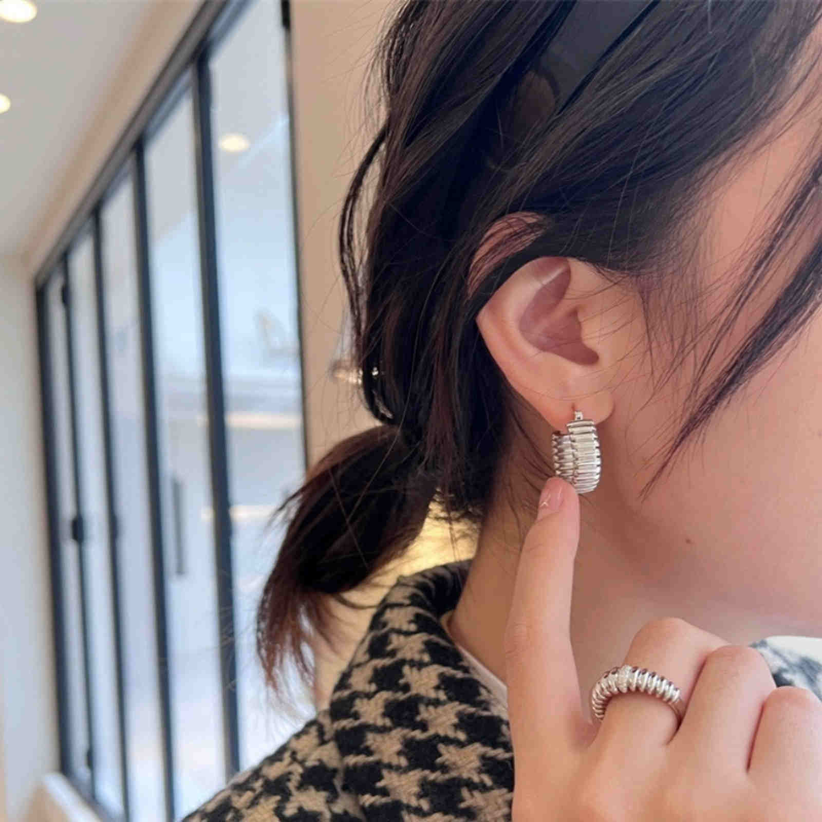 Klobige gedrehte Creolen aus Gold und Silber mit Stiften aus S925er Silber