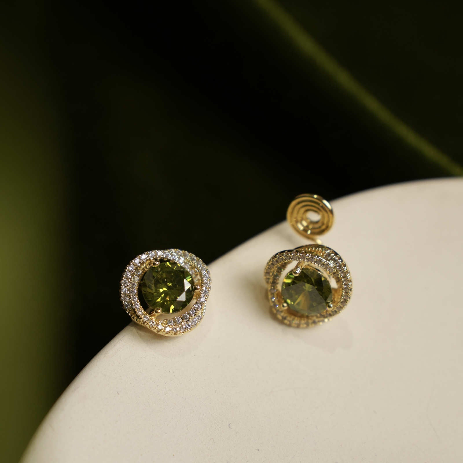 Pendientes de diamantes de imitación verdes Pendientes de aro de circonio con alfileres de plata S925