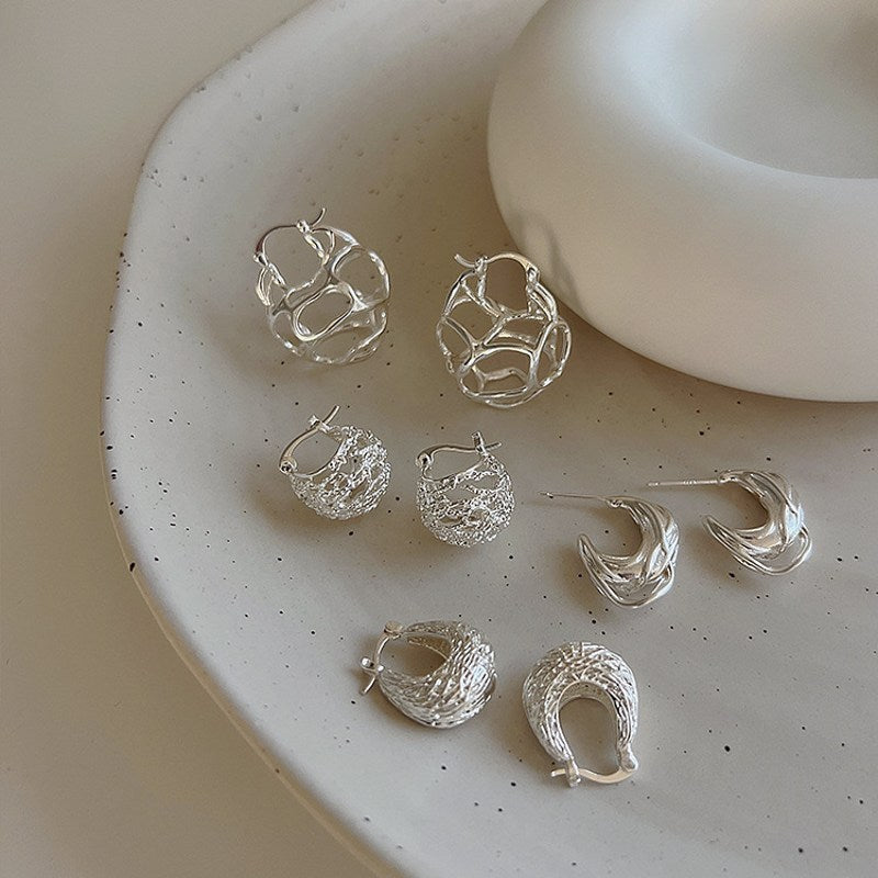 Pendientes de aro gruesos tallados huecos de plata con aro Huggie de esqueleto