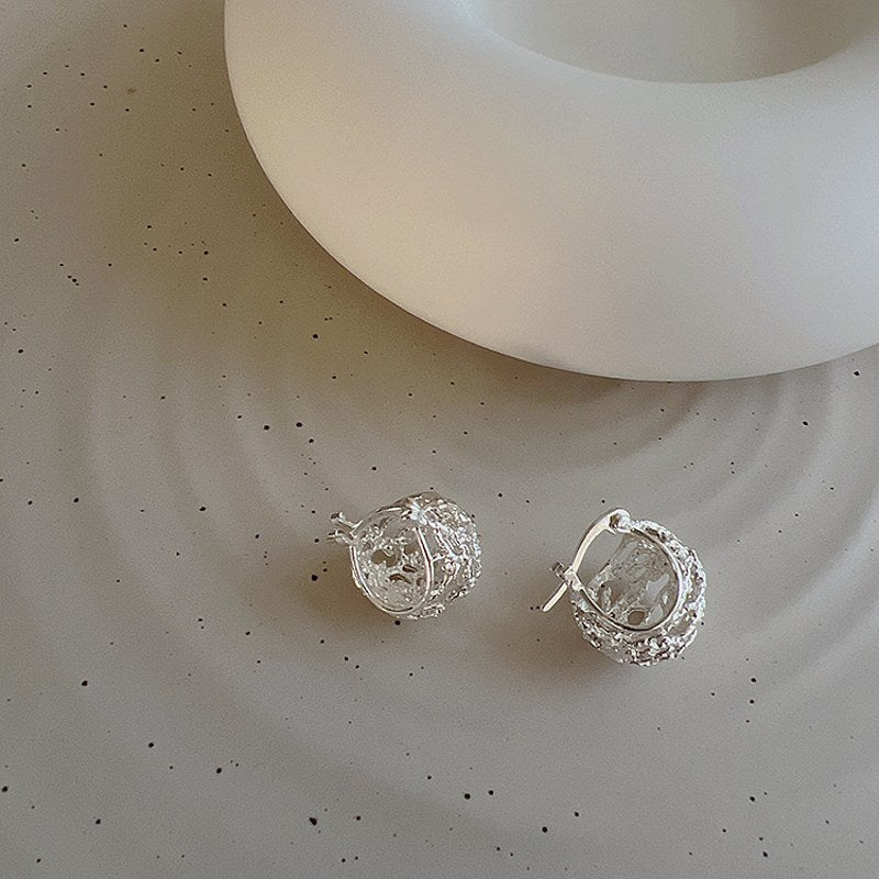 Pendientes de aro gruesos tallados huecos de plata con aro Huggie de esqueleto