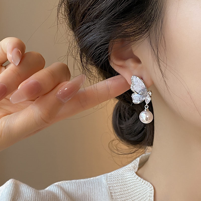 Pendientes de perlas de 10MM Pendientes colgantes de perlas de mariposa de temperamento simple para niña