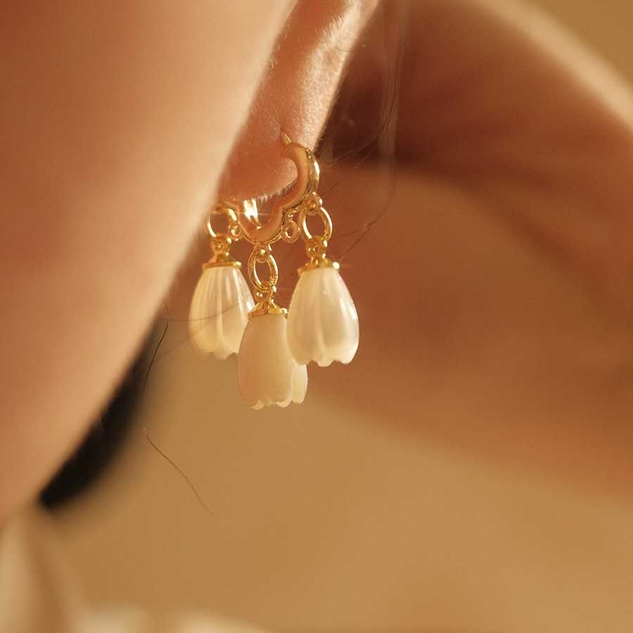 Pendientes de lirio de los valles Pendientes colgantes de jade chapados en oro de 14 quilates con pasador de plata S925