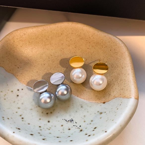 Aretes de perlas redondas geométricas para mujer en pasador plateado de oro de 14 quilates (14 mm)