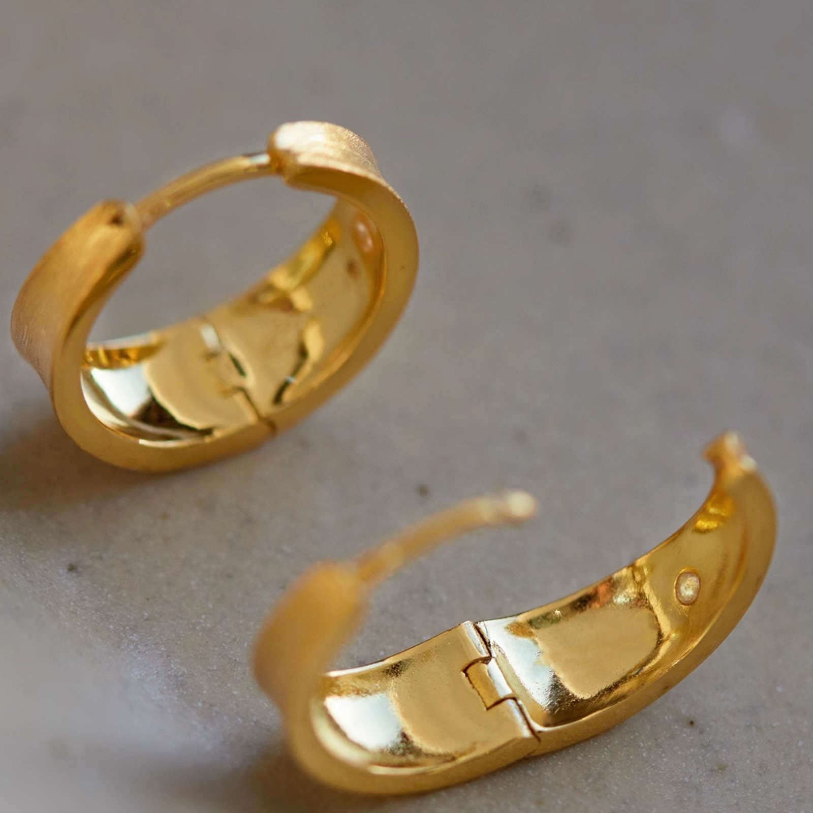 Pendientes de aro diseñados Pendientes de aro pequeños chapados en oro de 18 quilates Clip y pasador de plata S925