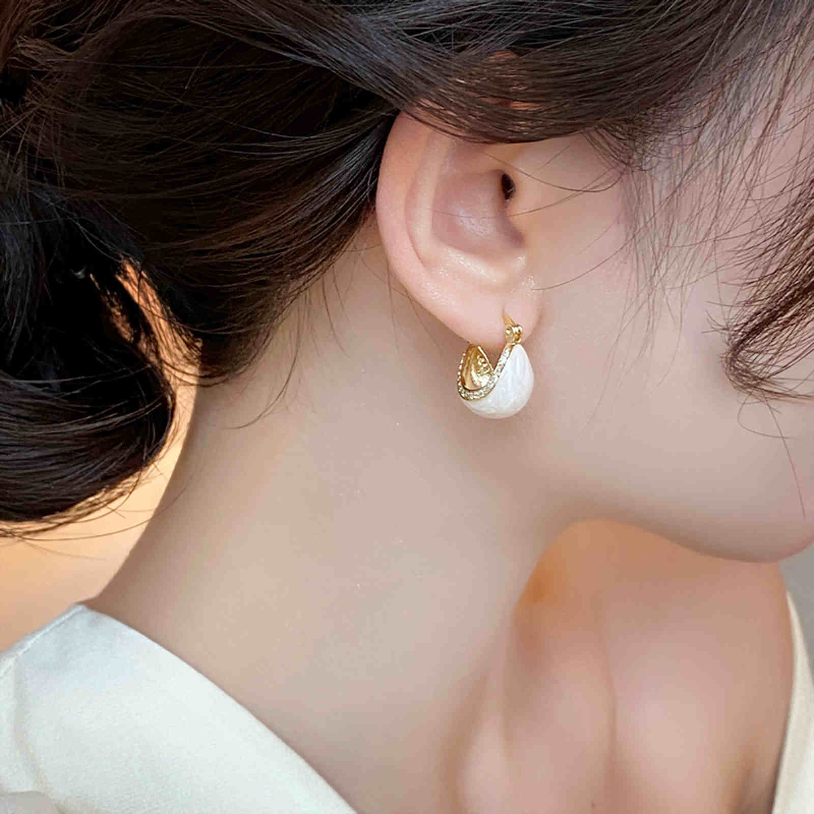 Pendientes de aro esmaltados chapados en oro de 18 quilates Pendientes de circonitas con pasador de plata S925 (19 x 15 mm)