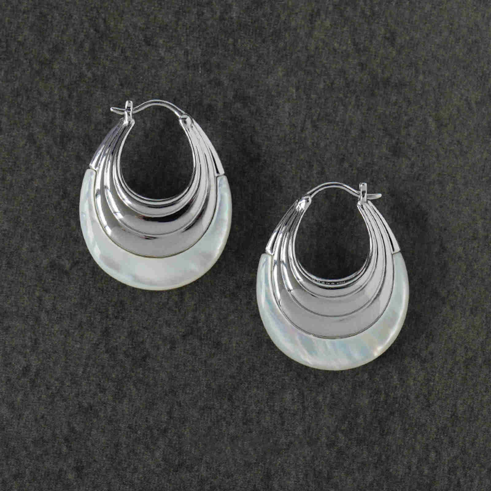 Pendientes de aro de nácar de lujo Pendientes Huggie refinados con pasador de plata S925