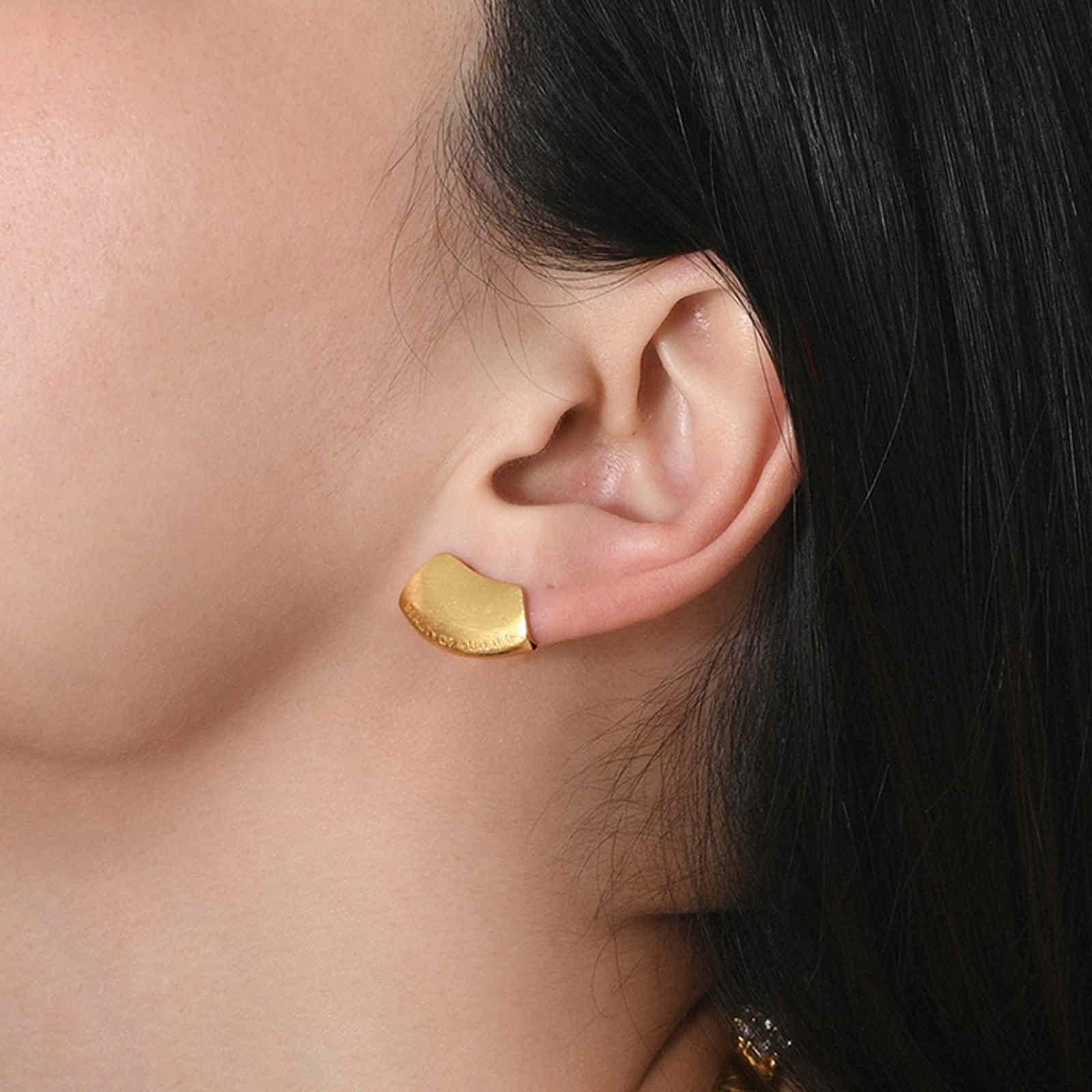 Aretes diseñados en oro y plata con pasador de plata para lóbulos de oreja pequeños