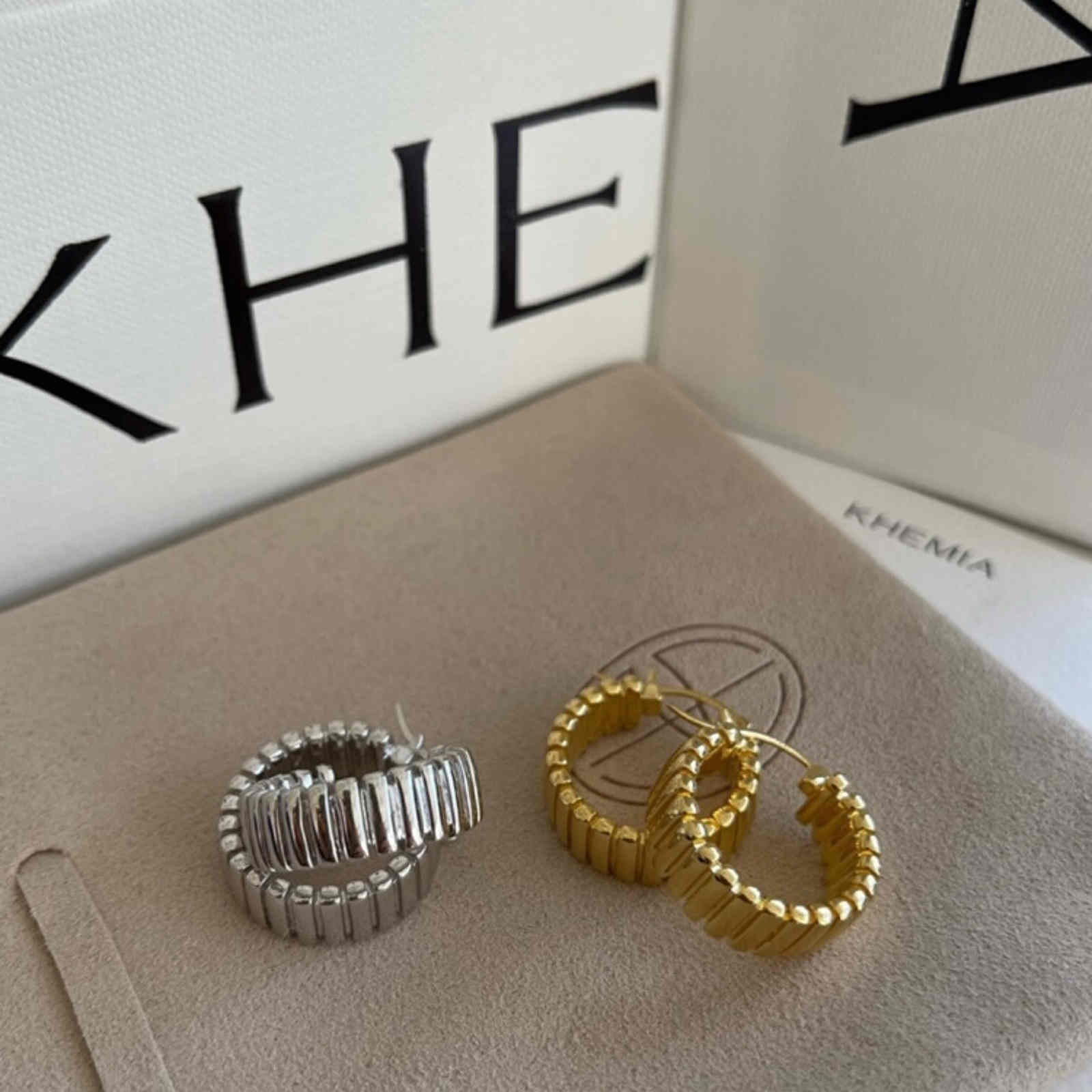 Klobige gedrehte Creolen aus Gold und Silber mit Stiften aus S925er Silber