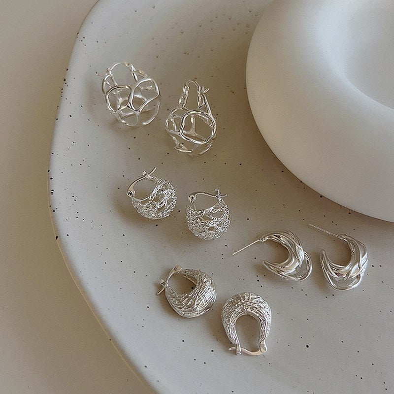 Pendientes de aro gruesos tallados huecos de plata con aro Huggie de esqueleto