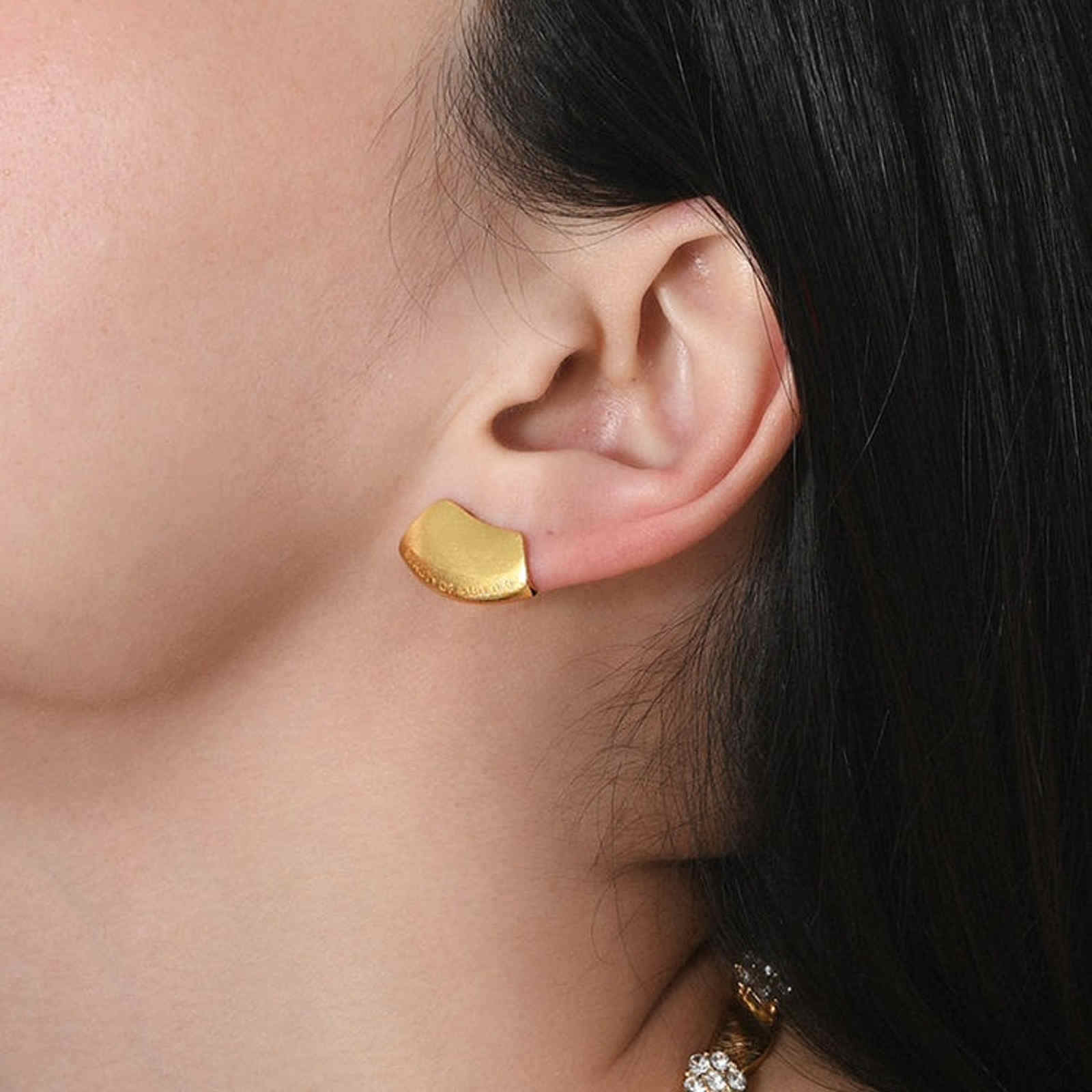 Aretes diseñados en oro y plata con pasador de plata para lóbulos de oreja pequeños