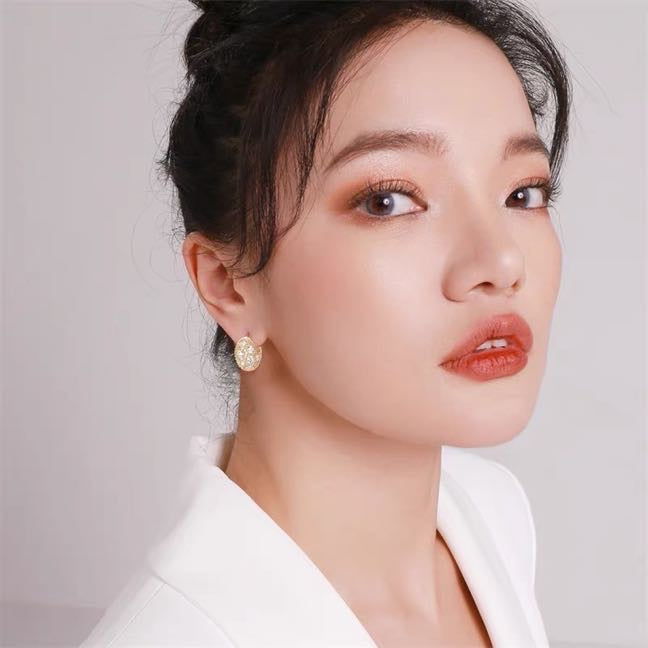 Pendientes de aro gruesos con diamantes y oro plateado, pendientes Huggie de circonita con esqueleto de 2 lados