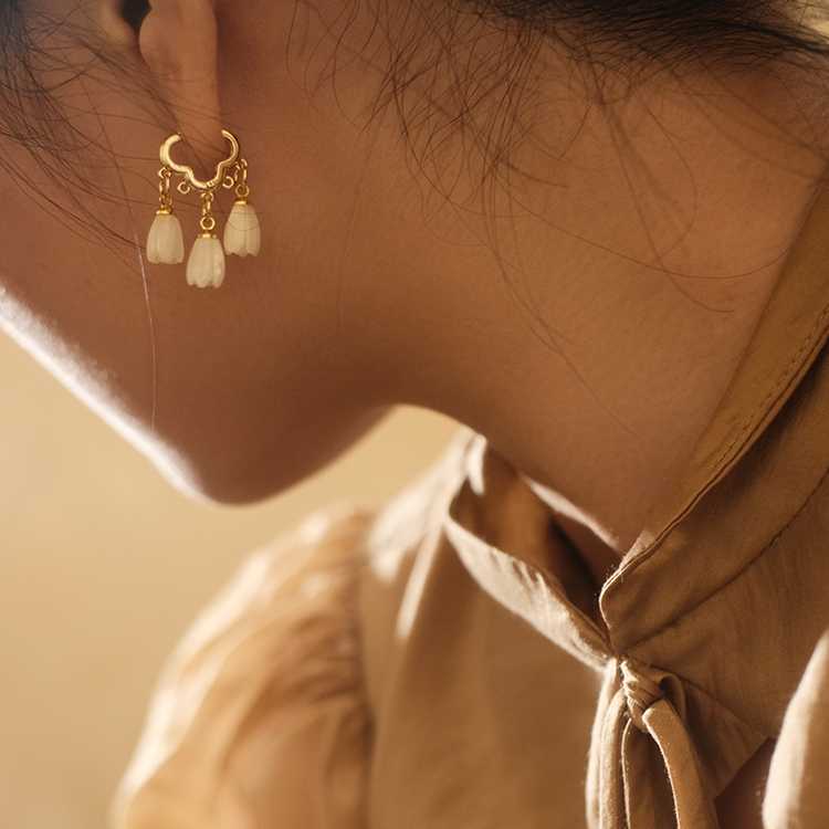 Pendientes de lirio de los valles Pendientes colgantes de jade chapados en oro de 14 quilates con pasador de plata S925